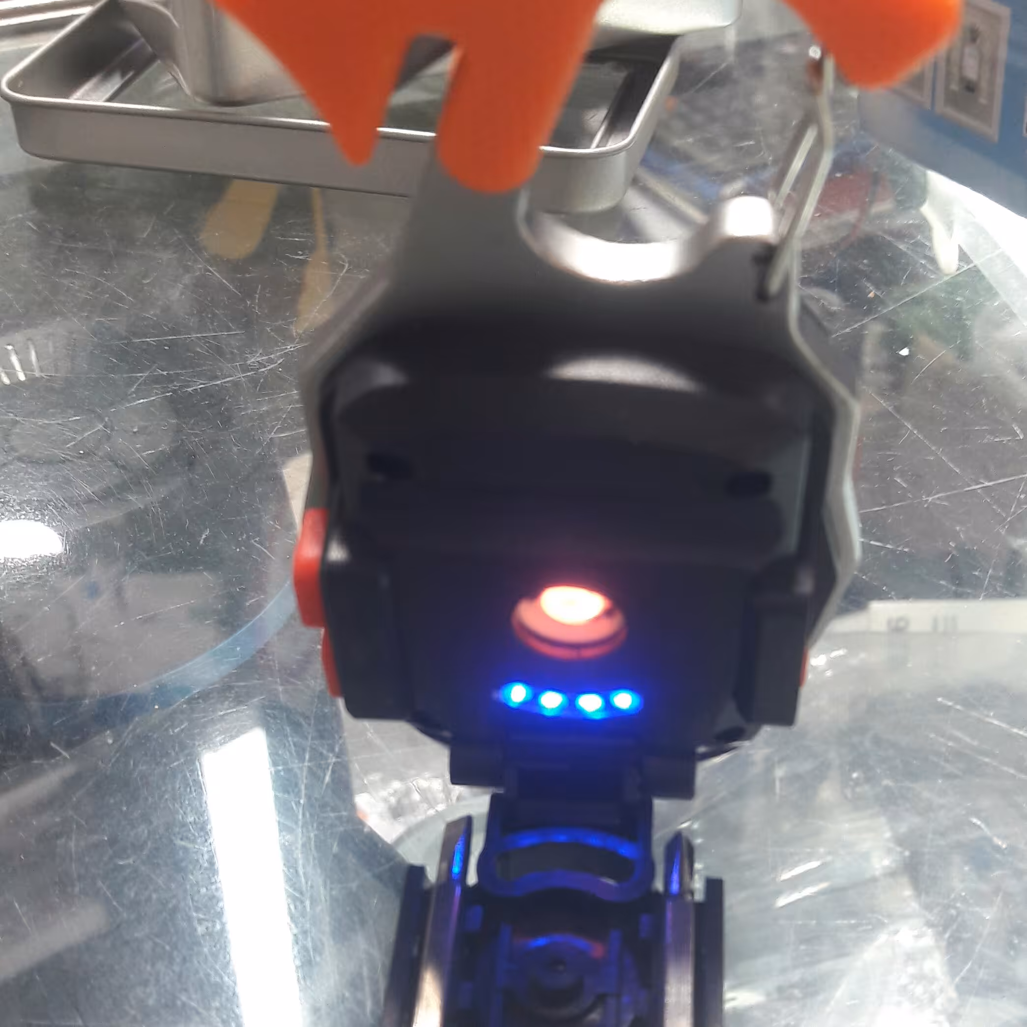 چراغ شارژی چند منظوره افتابی ومهتابی وهشدار اهنربا دار با پایه تنظیم حالت گیره ودارای تیغ واز همه مهمتر فندک دار اتمی 