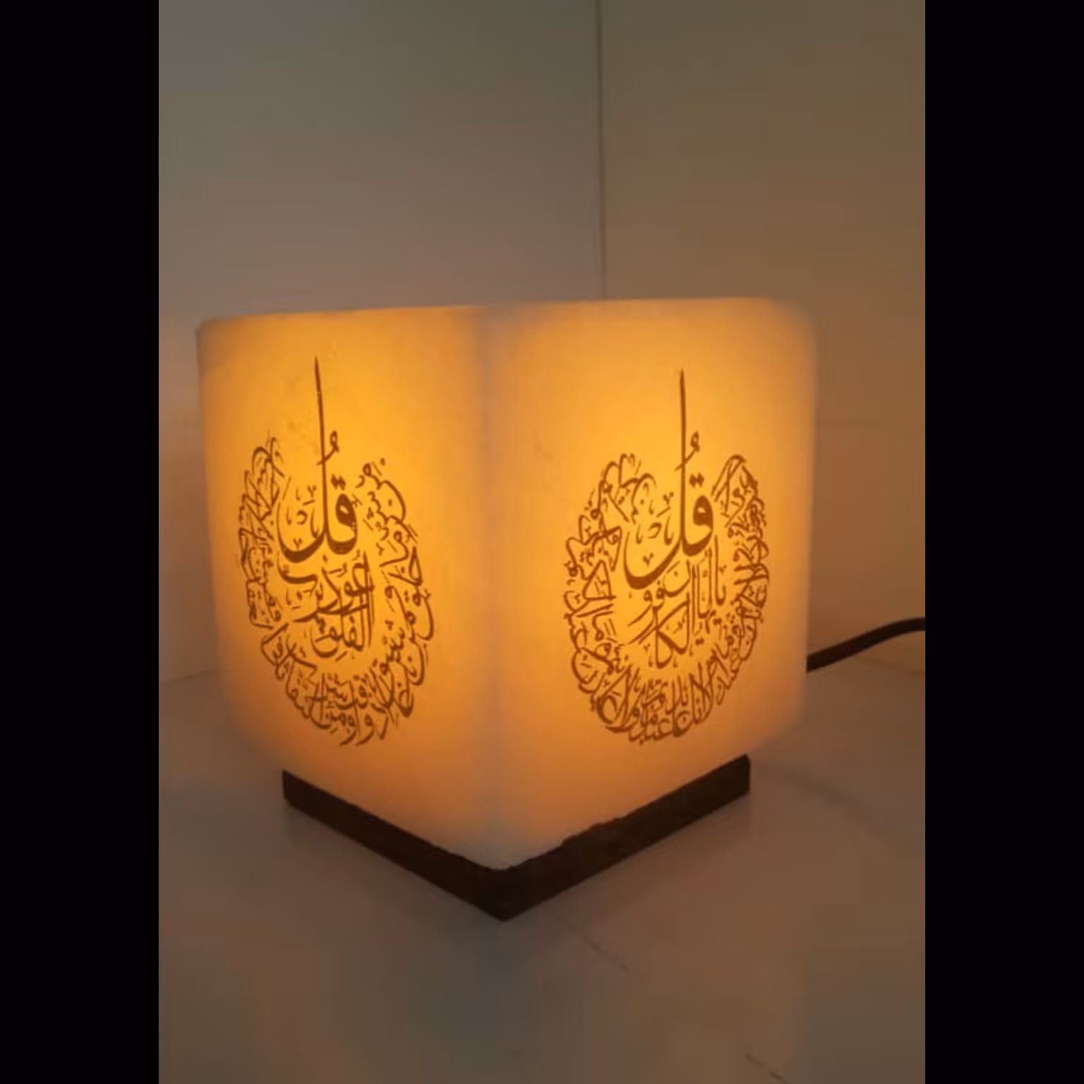 آباژور  یا چراغ خواب دکوری کوبیک یا مکعب با طرح آیه طلا کوب در 5 وجه 
