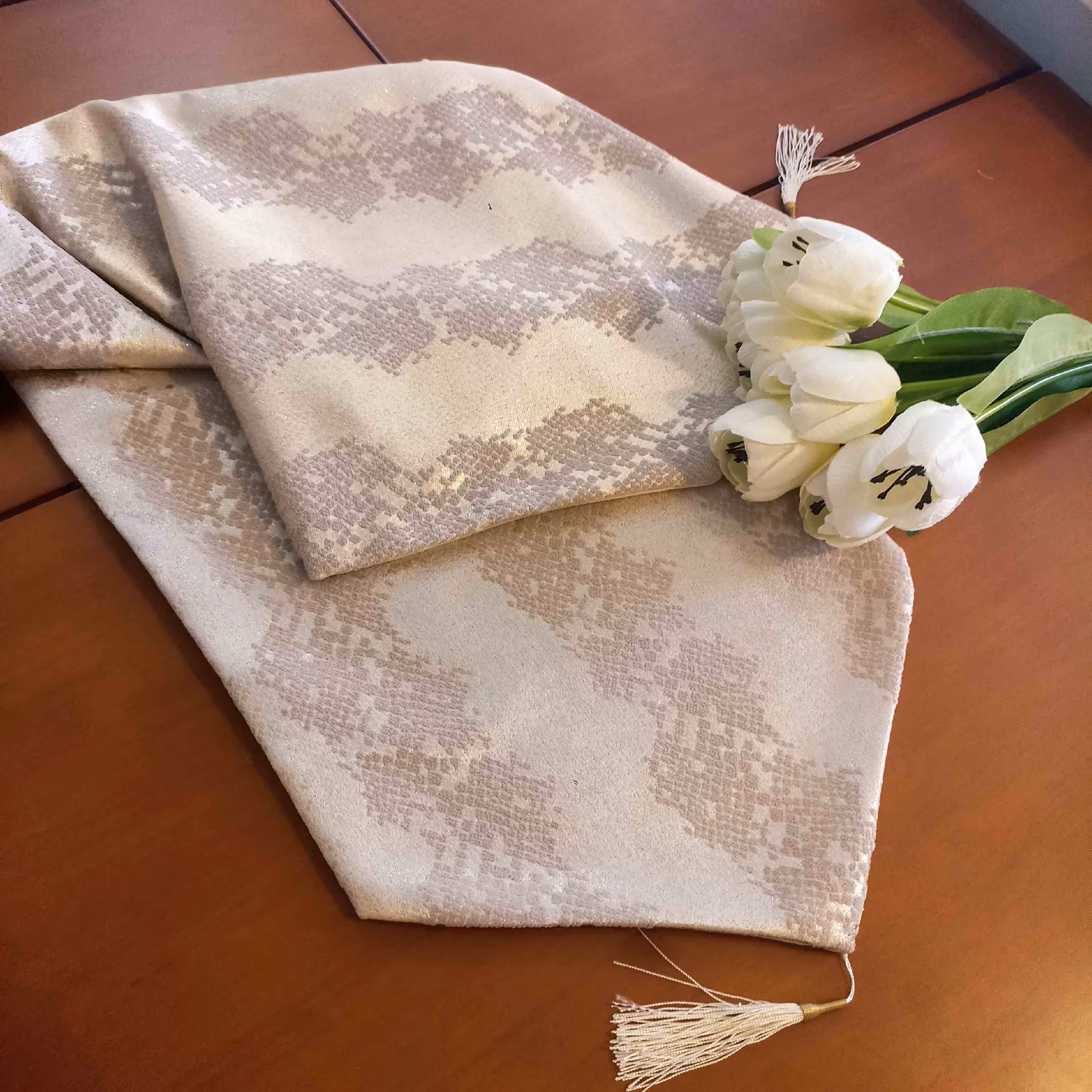 رانر رومیزی پوست ماری براق با آستر مخمل