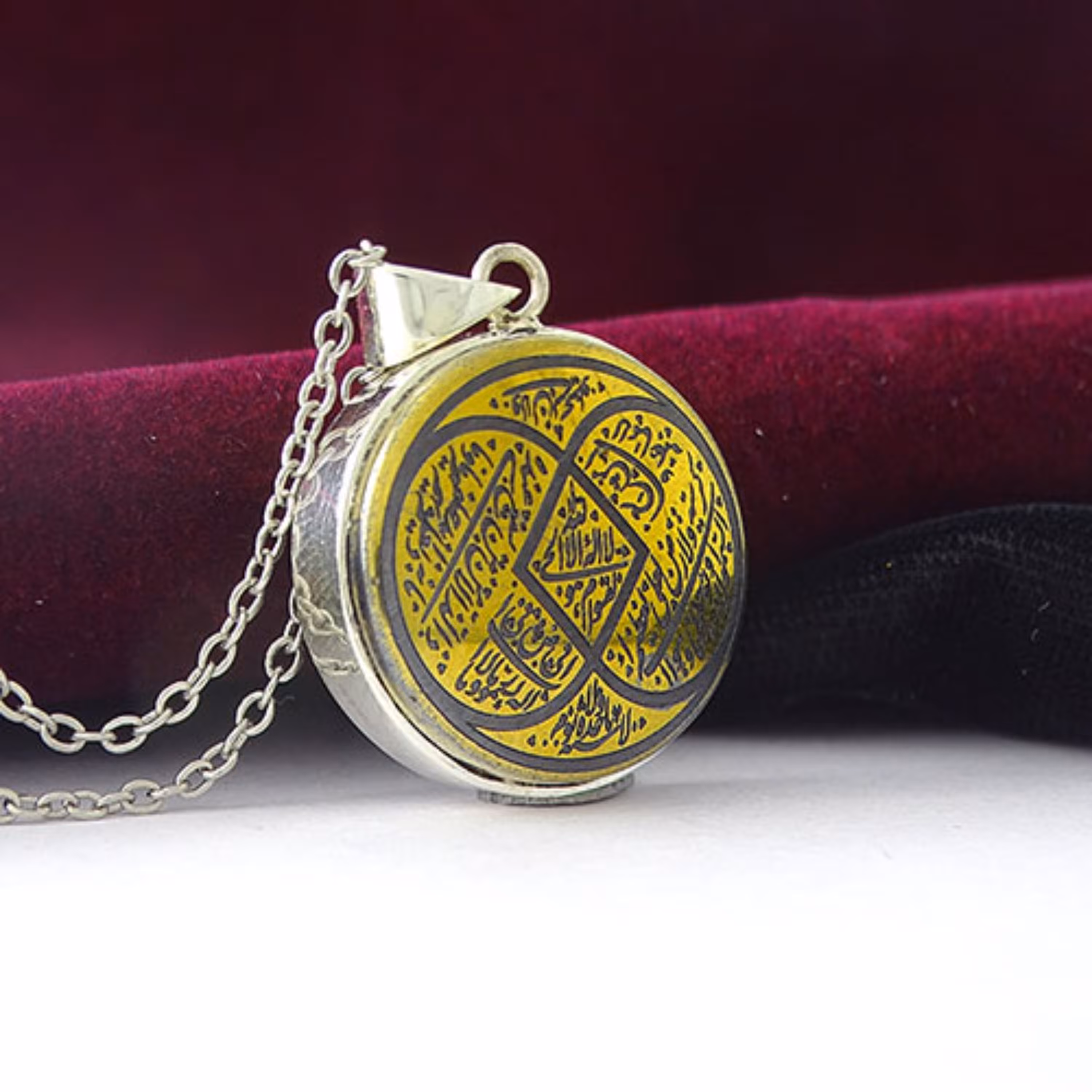 گردنبند مدال حدید حکاکی آیت الکرسی قاب نقره بهمراه زنجیر بعنوان هدیه