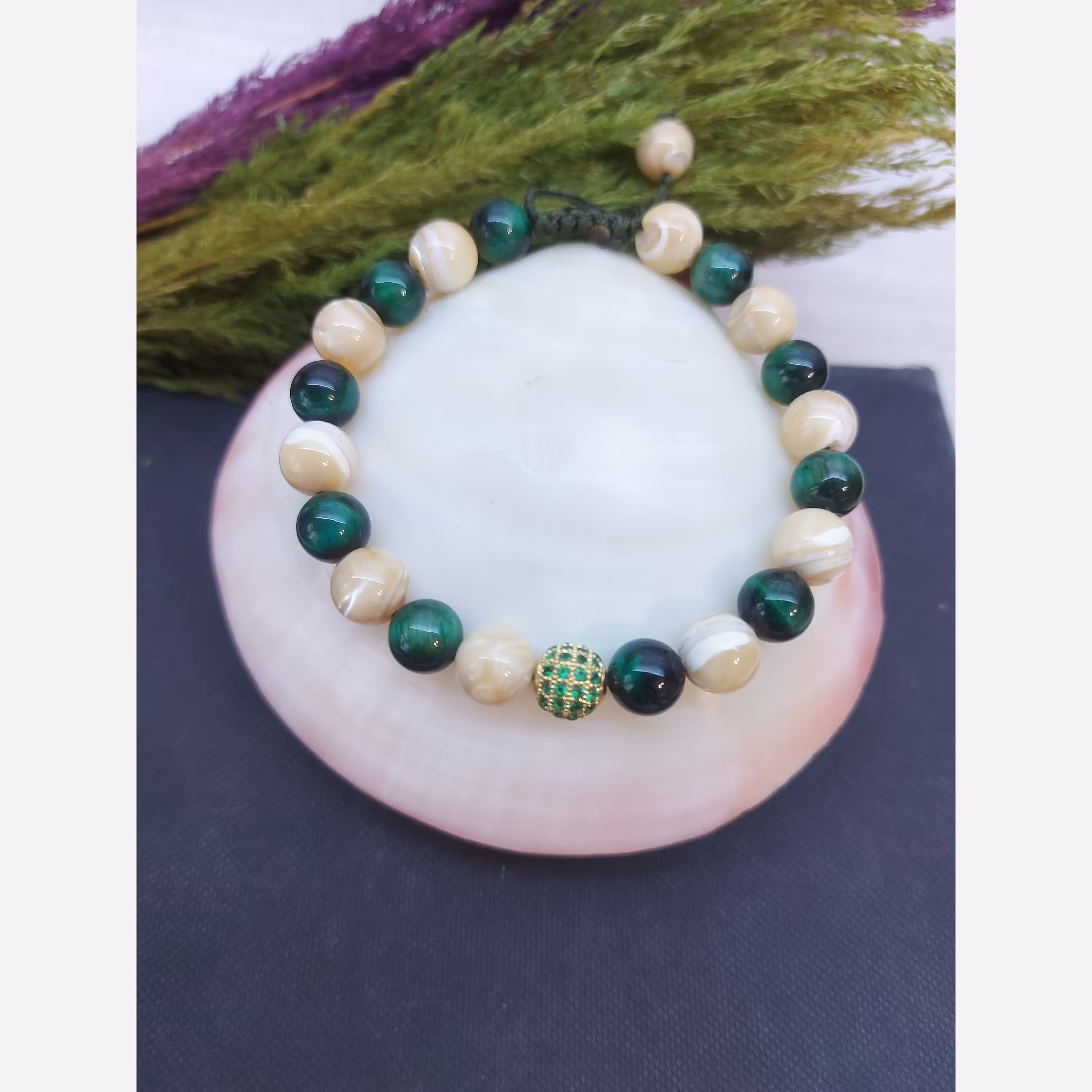 دستبند سنگی چشم ببر سبز و صدفی کاراملی 