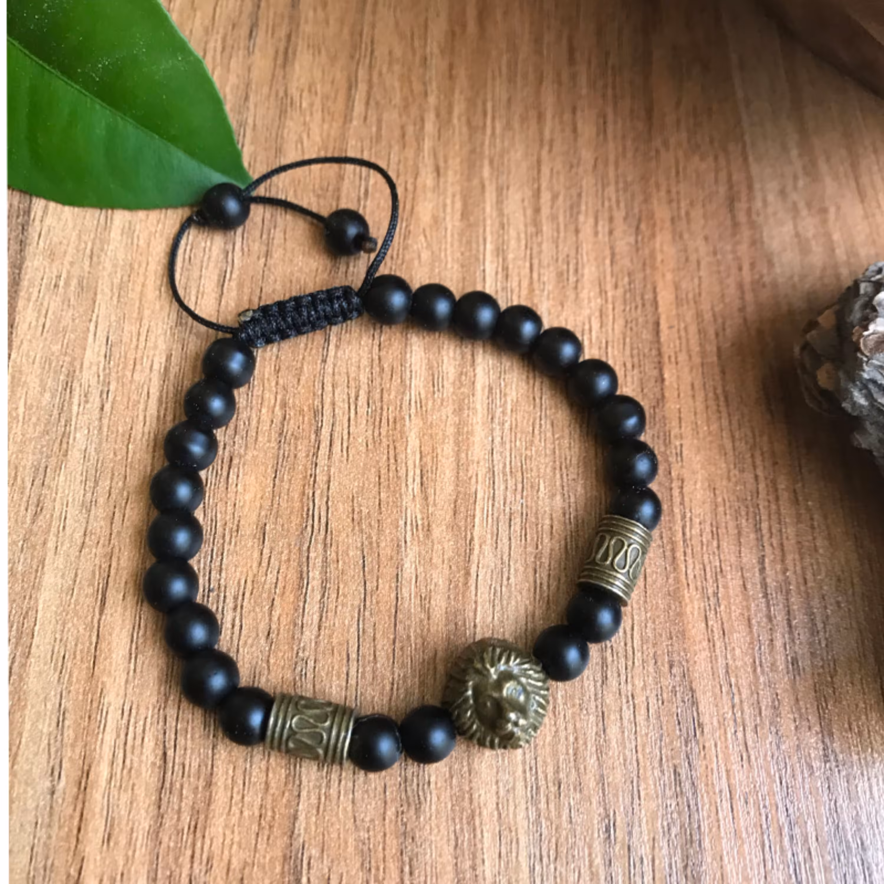 دستبند مدل شیر تلفیقی از سنگ های اونیکس مات پلاک شیر و خرج کار های برنز