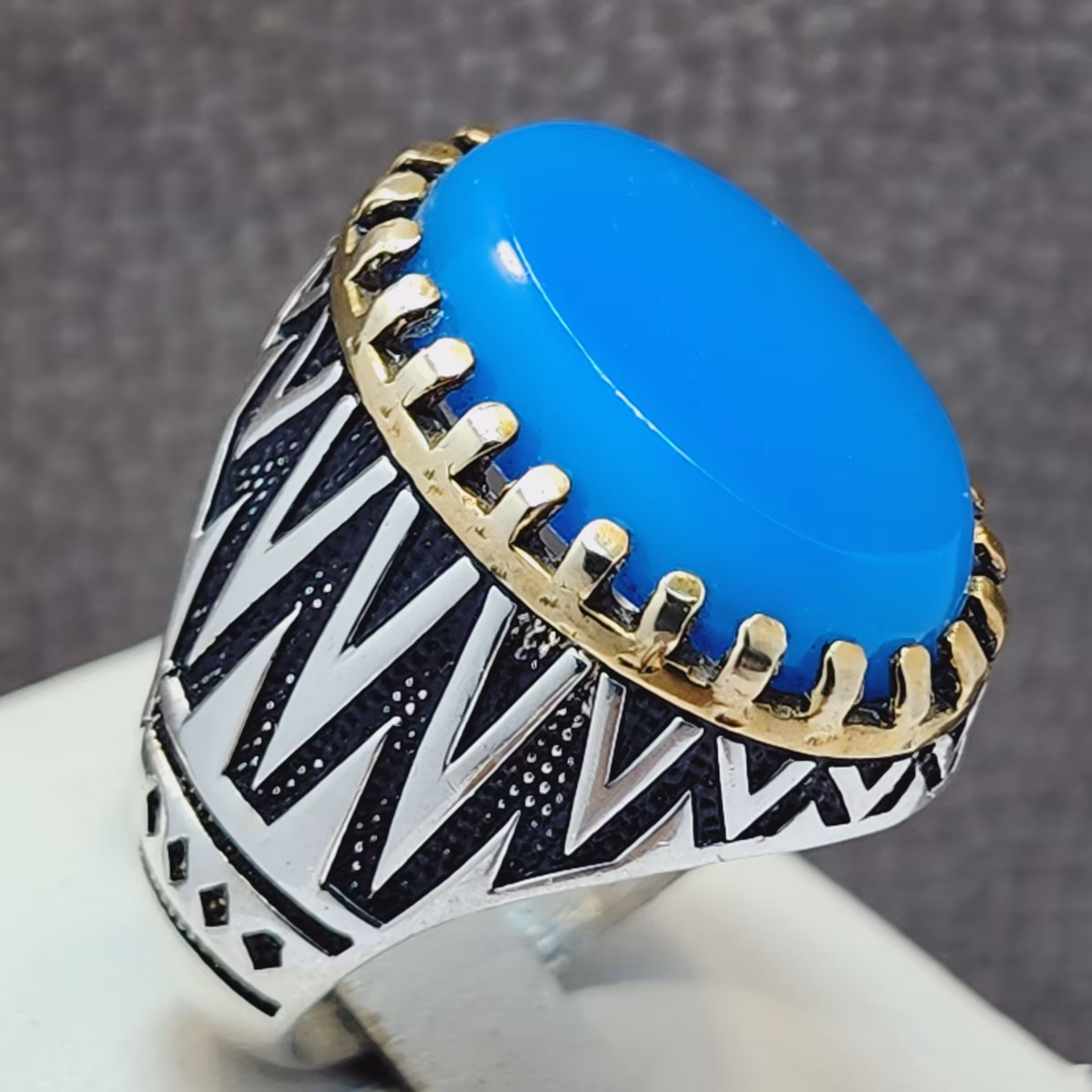 نگین عقیق ابی اصل و  معدنی با رکاب نقره و تاج طلایی 