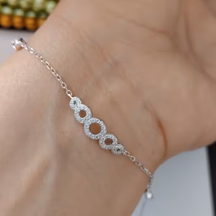 دستبند نقره خارجی زنانه و دارای بند رگلاژدار تنظیم سایز