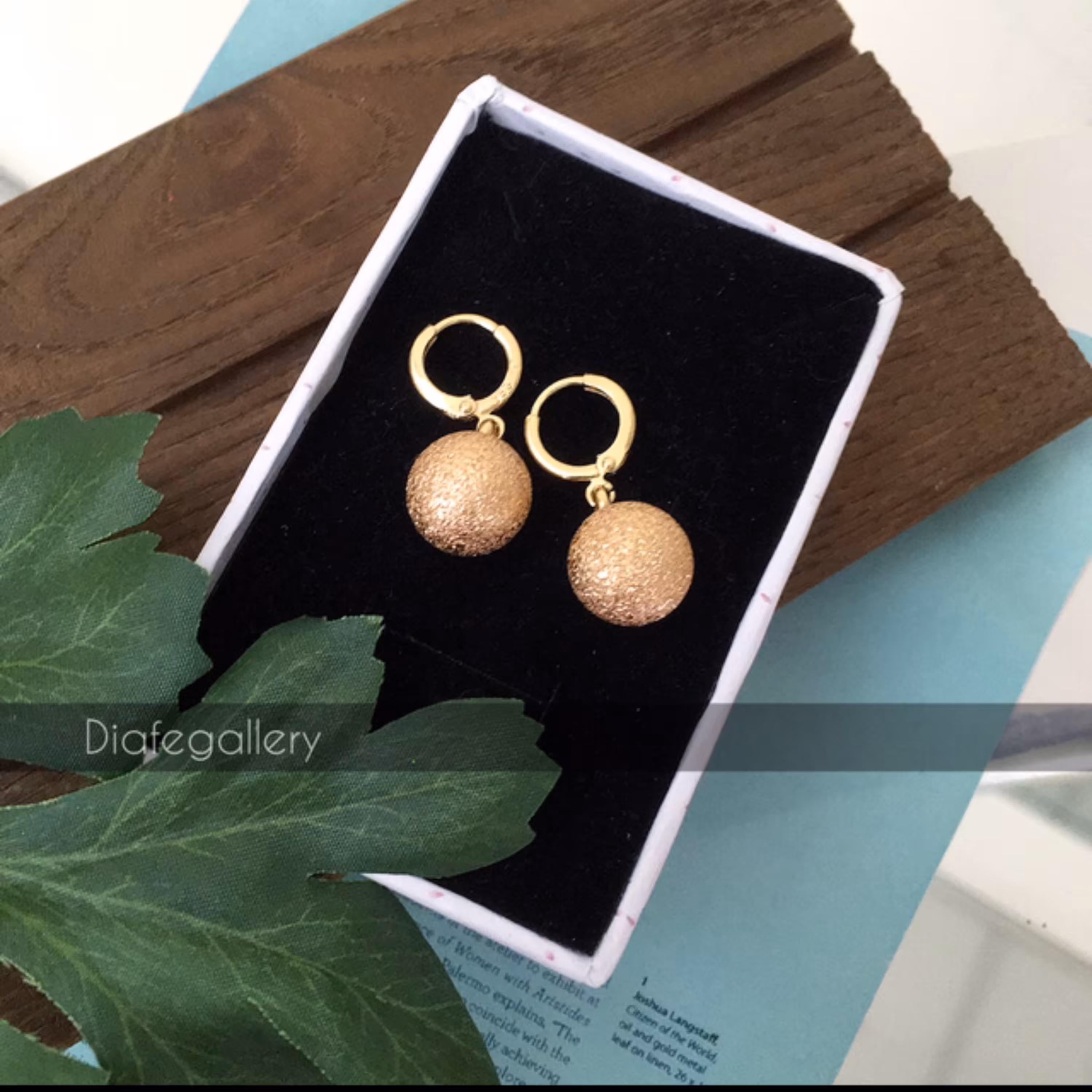 گوشواره حلقه ای توپی طرح طلا شنی جنس استیل رنگ ثابت 