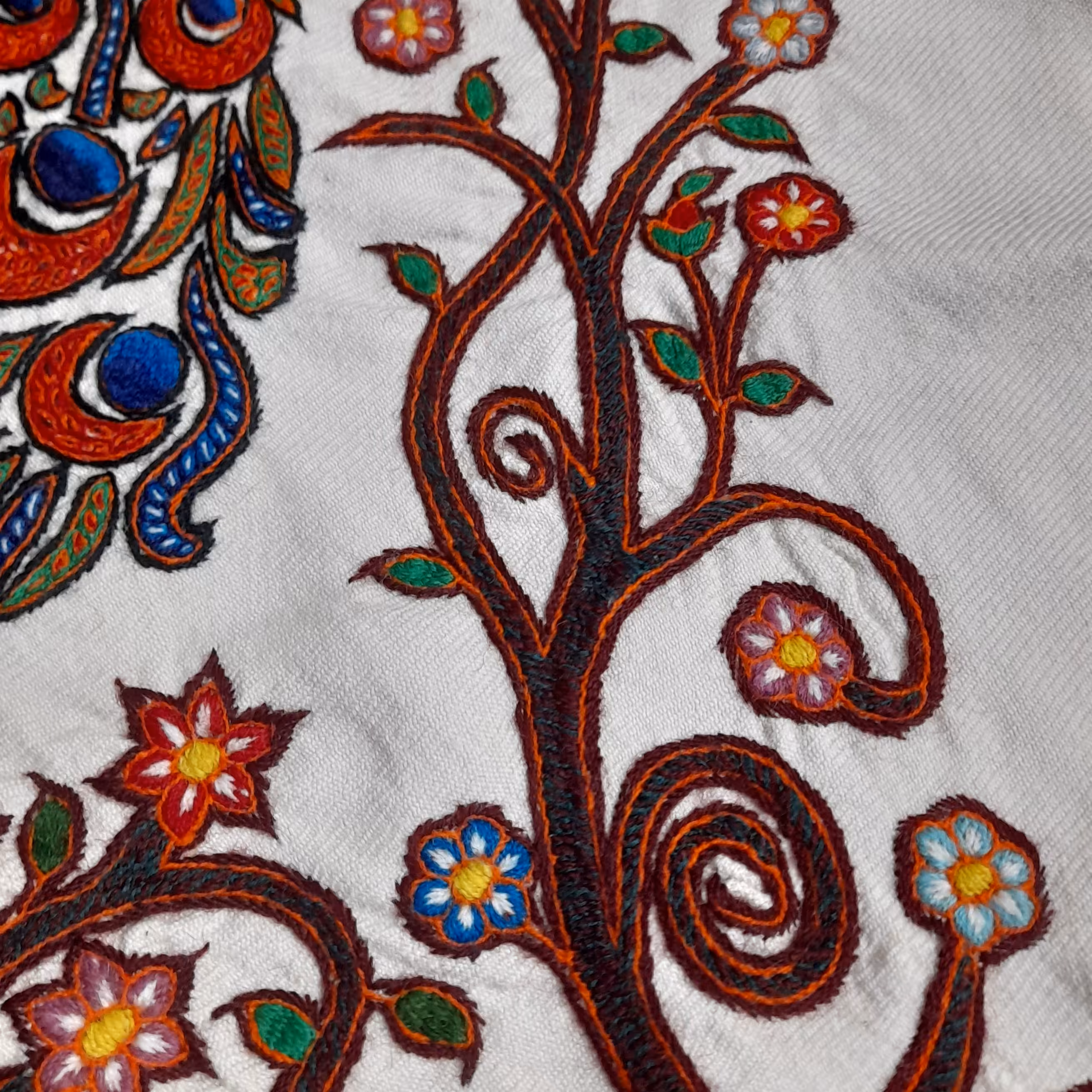 ساعت دیواری پته دوزی شده همراه بادوخت برنجی