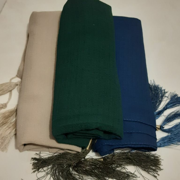 شال وال اسلپ پاییزه در3رنگ سبز وکرم و ابی کاربنی منگوله دار،شیک و خاص