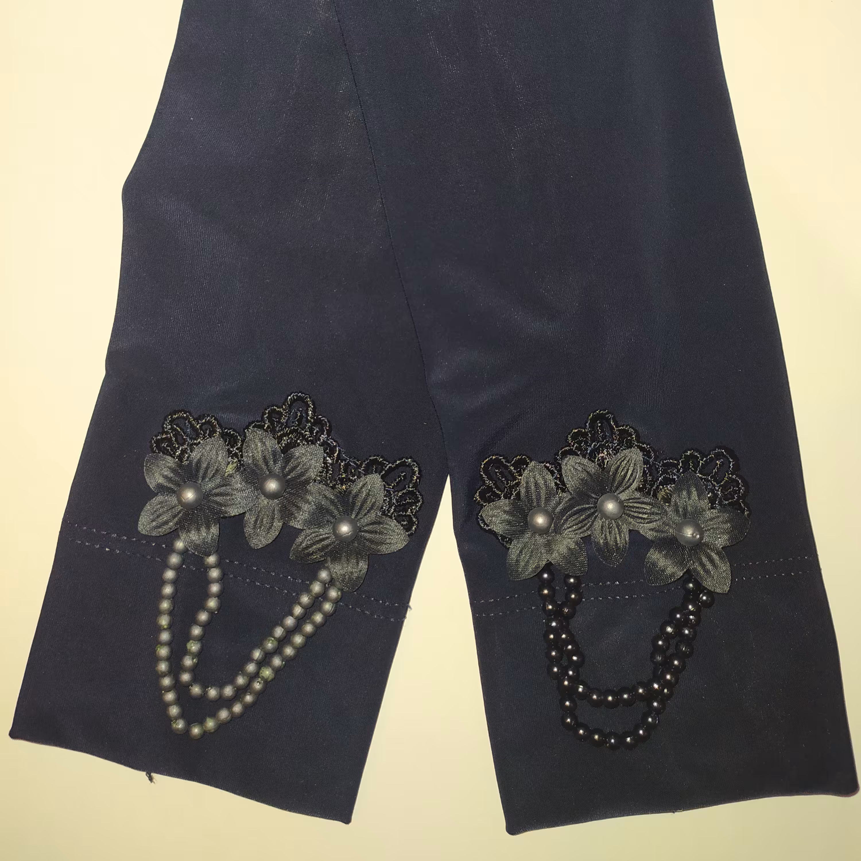 ساق دست طرح گل و مروارید رنگ سورمه‌ای