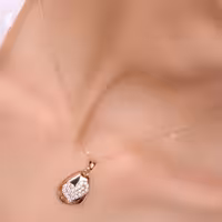 نیمست ژوپینگ طرح قلب نگین دار روی قاب طلایی رنگ ثابت و ضد حساسیت