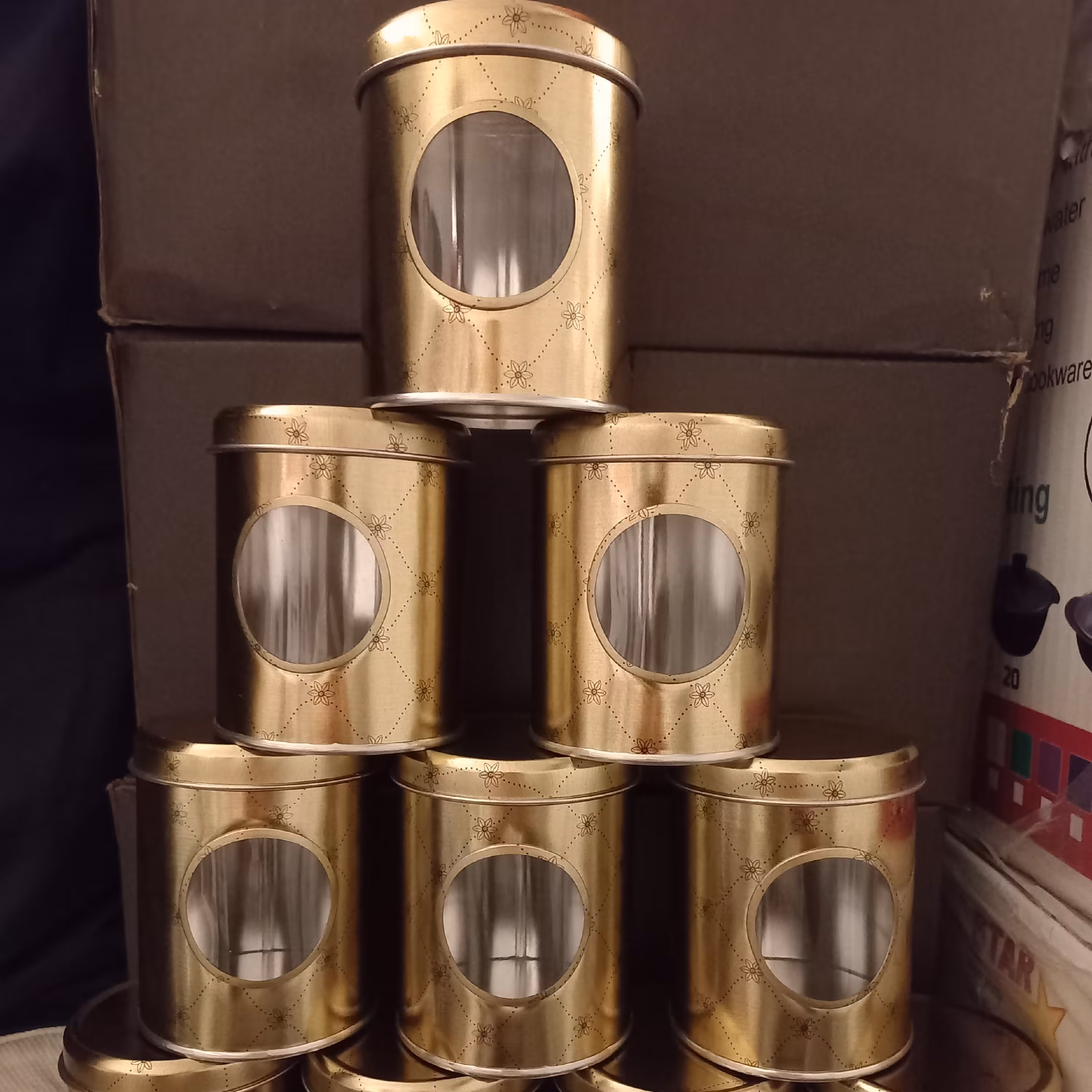 ده پارچه جا ادویه حلبی جلو پنجره ای