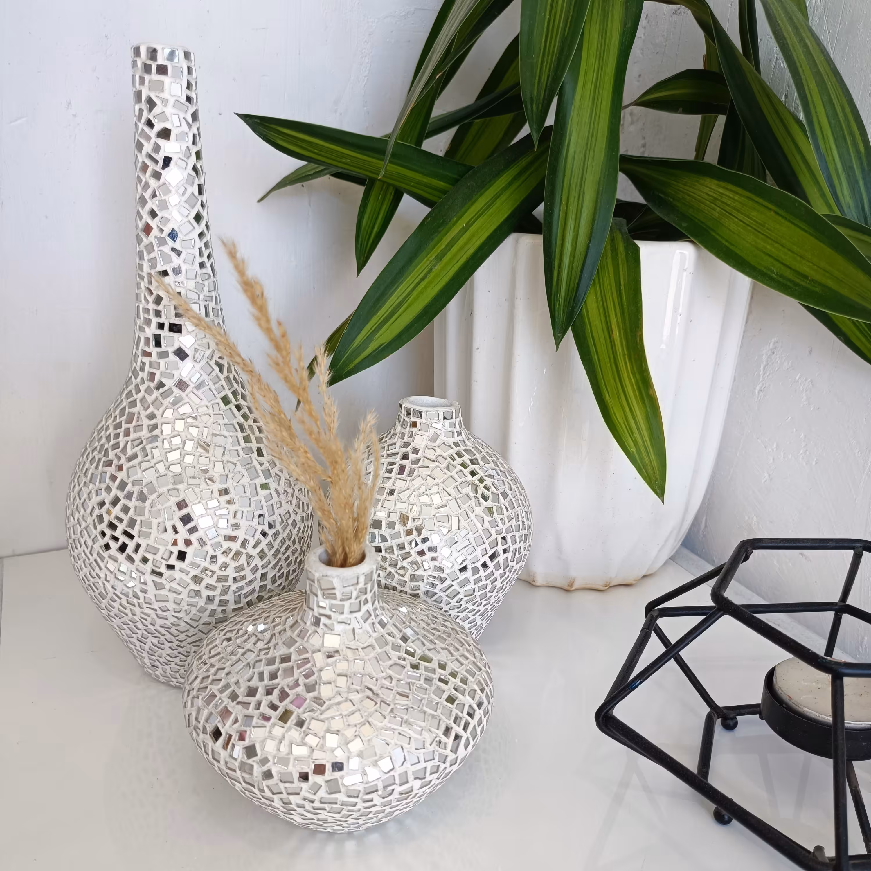 سالونگ آینه کاریِ سه تیکه ی رنگ سفید مناسب دیزاین منزل