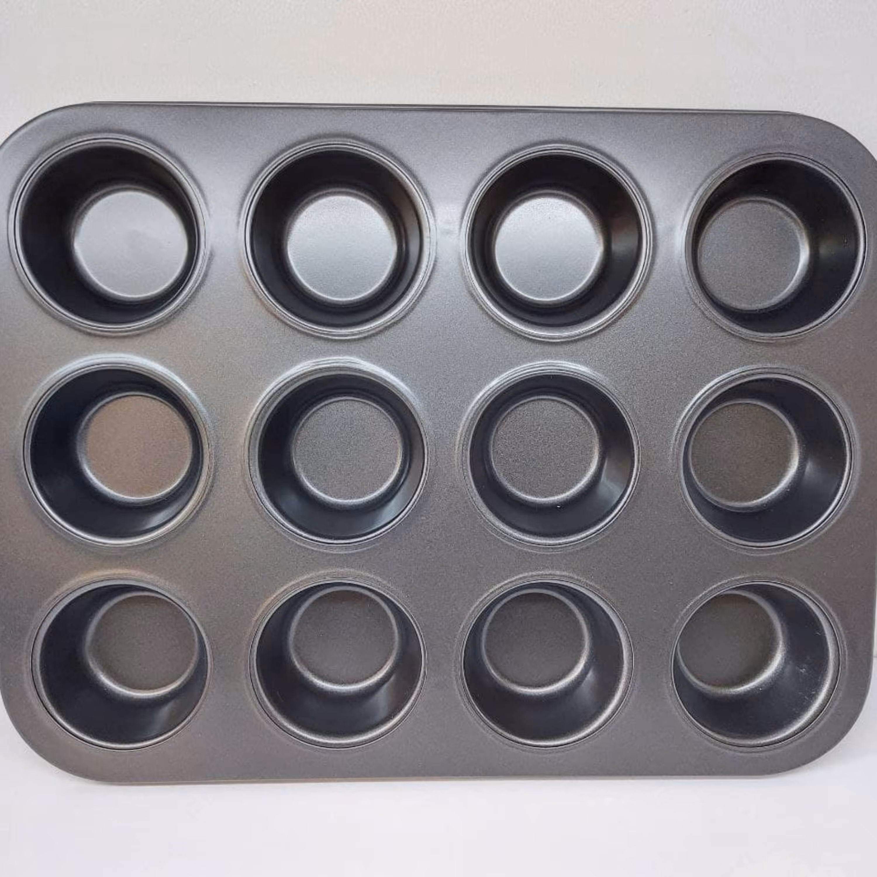 قالب کیک 12عددی جنس تفلون تهیه شده از بهترین مواداولیه 