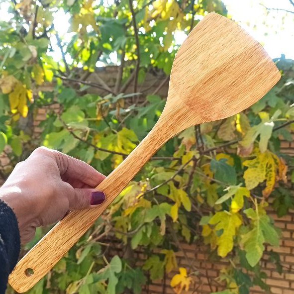 کفگیر چوبی دسته بلند برگردان دارای حلقه آویز استفاده از کفگیرچوبی سالمتر