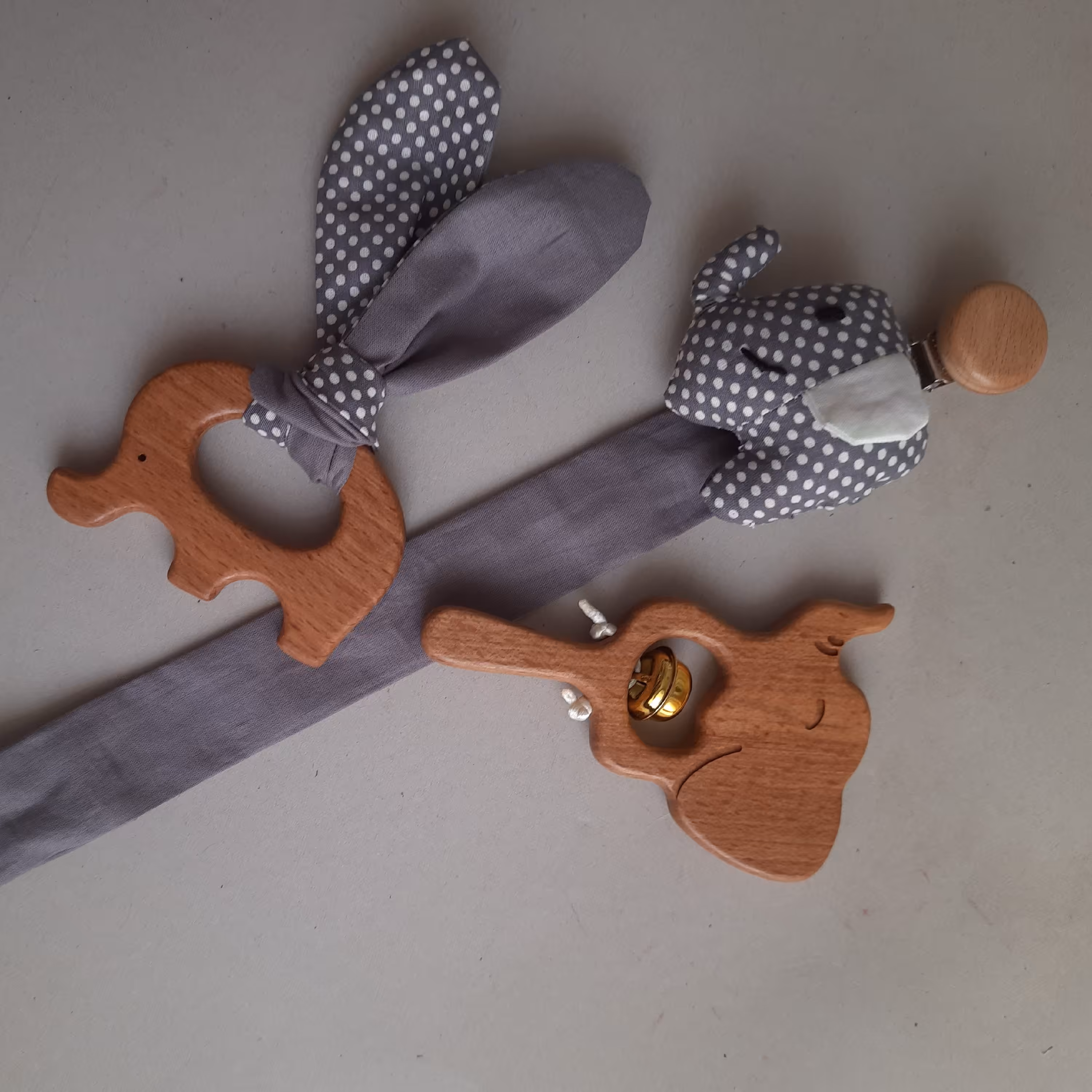 جغجغه و دندانگیر چوبی با چوب راش وآنتی باکتریال . قیمت درج شده فقط برای جغجغه و دندانگیر هست ،  