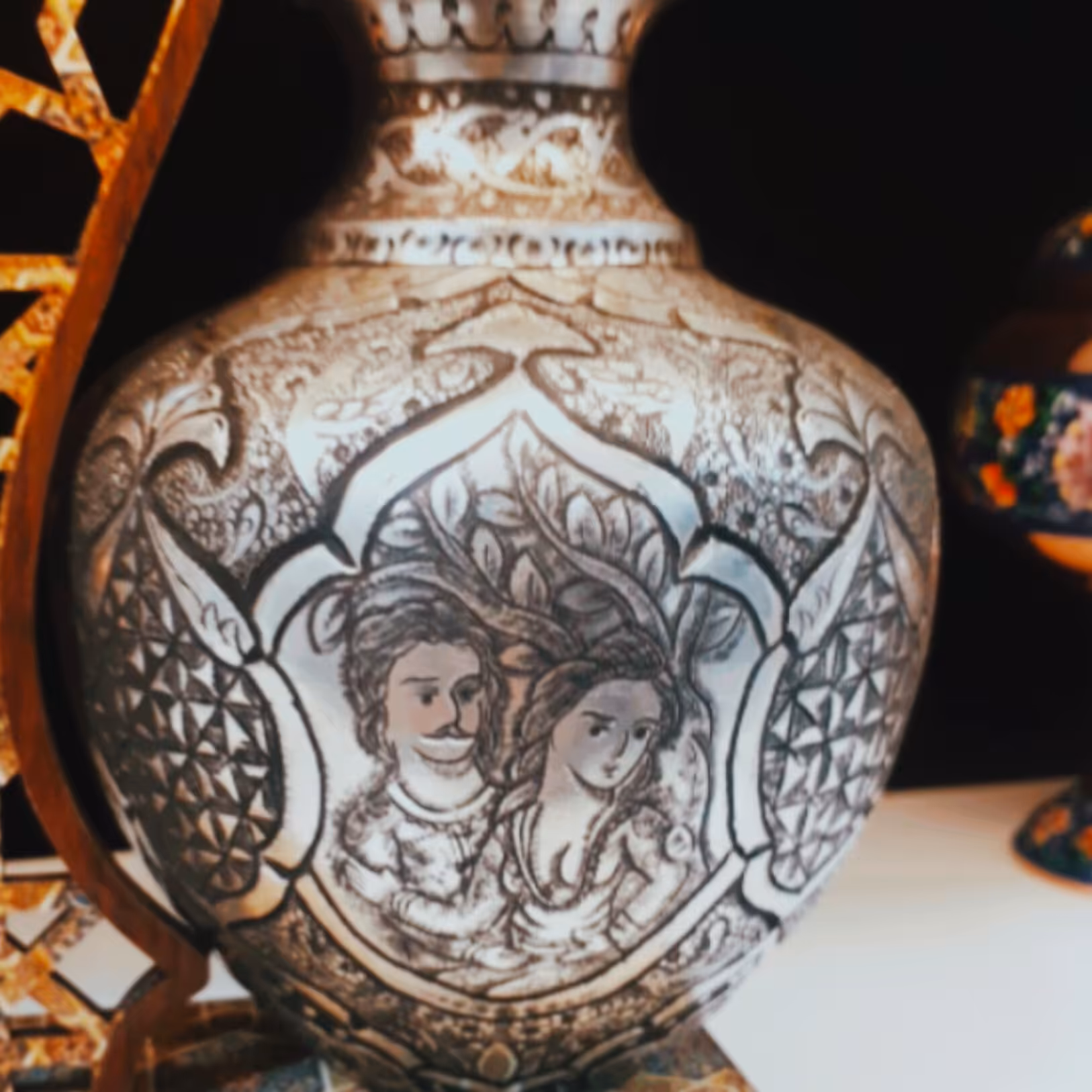 گلدان مسی 15سانتی طرح عشاق بسیار زیبا و کلکسیون سبک ریزه قلم