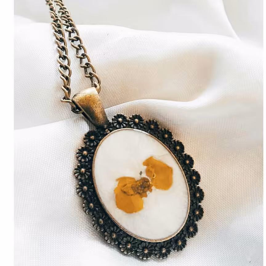 گردنبند رزینی طرح گل طبیعی رنگ دلخواه و فریم و زنجیر زیر خاکی