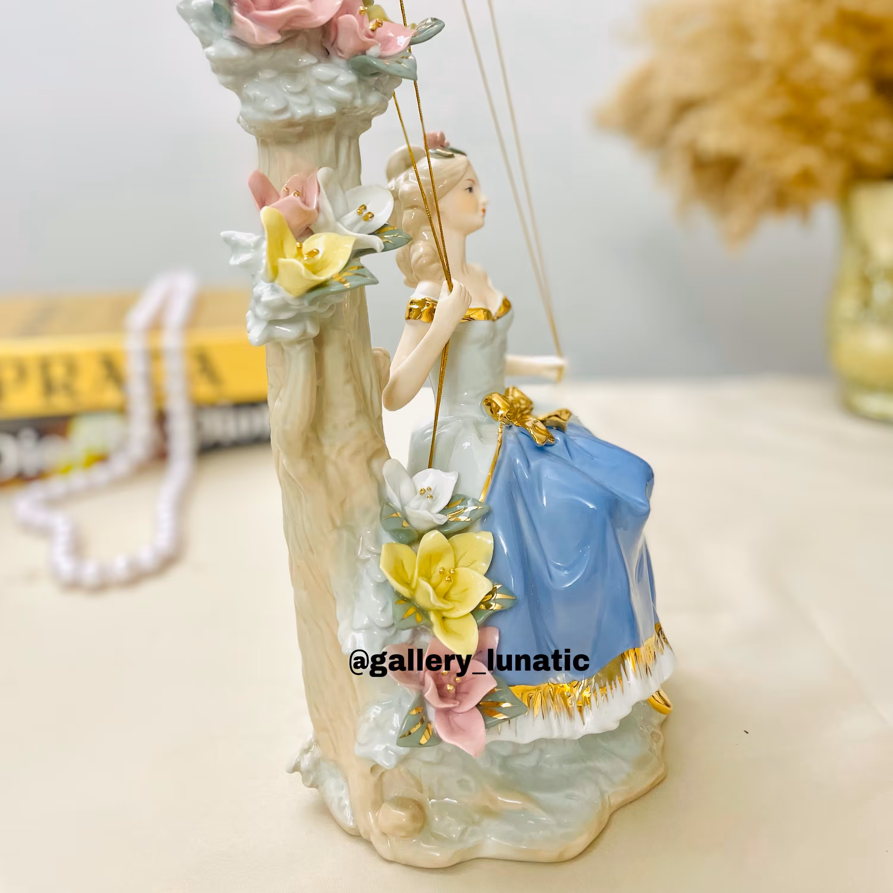 مجسمه چینی بانوی تاب سوار 