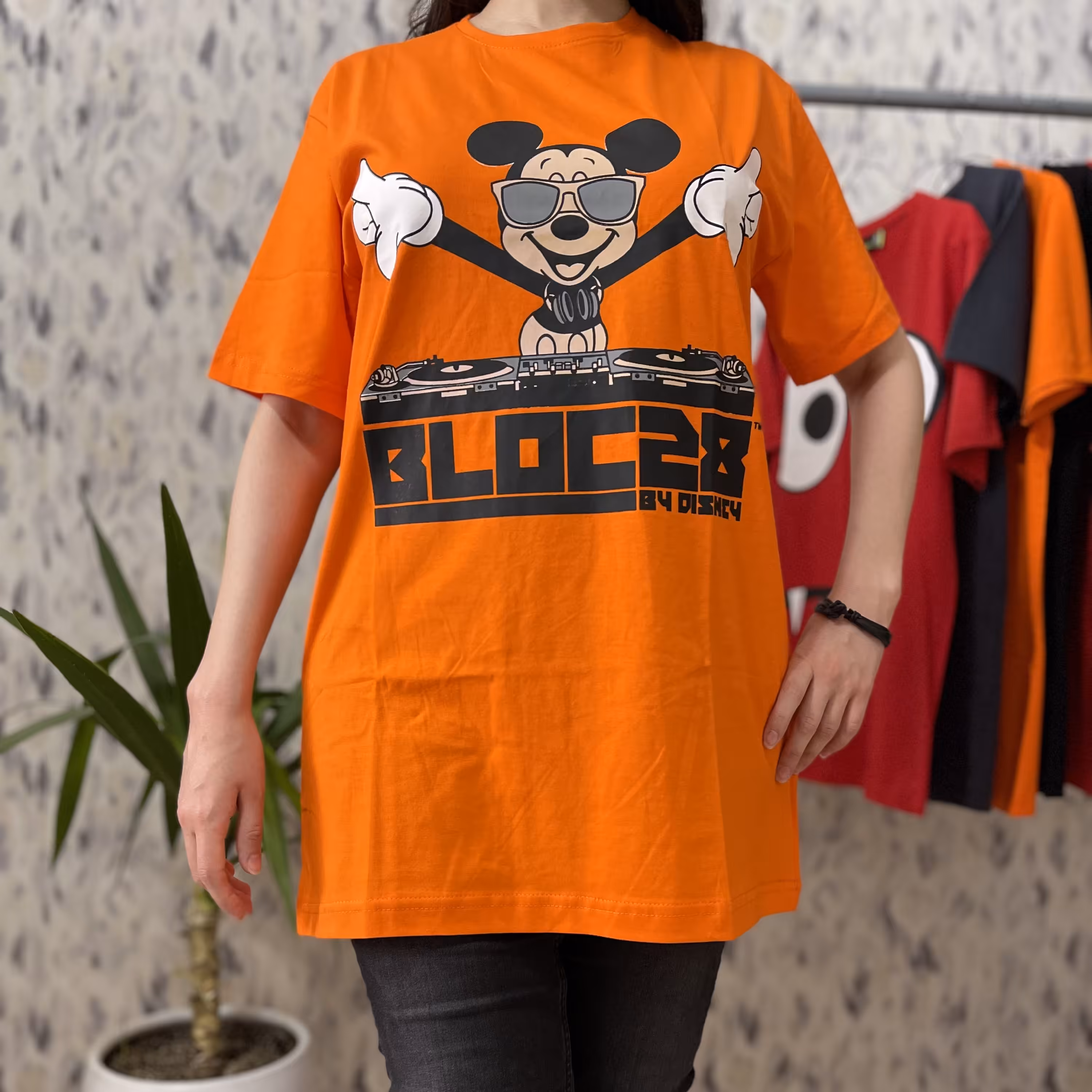 تیشرت لانگ میکی موس
تیشرت بلند میکی موس دیسکو نارنجی رنگ
لانگ مخصوص تینیجر ها که هم دخترانه و هم مردانه هست