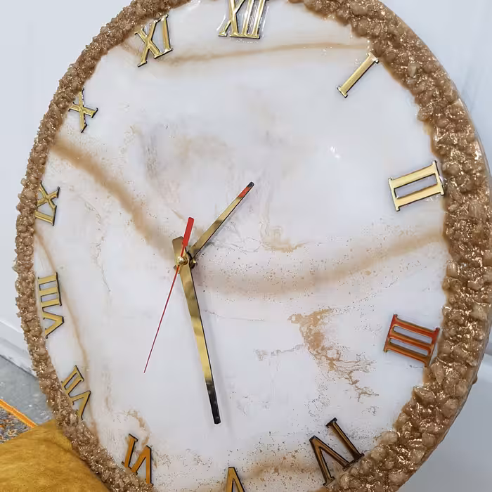 ساعت رزینی ترکیب سفید و طلایی با سنگ طبیعی قطر 48