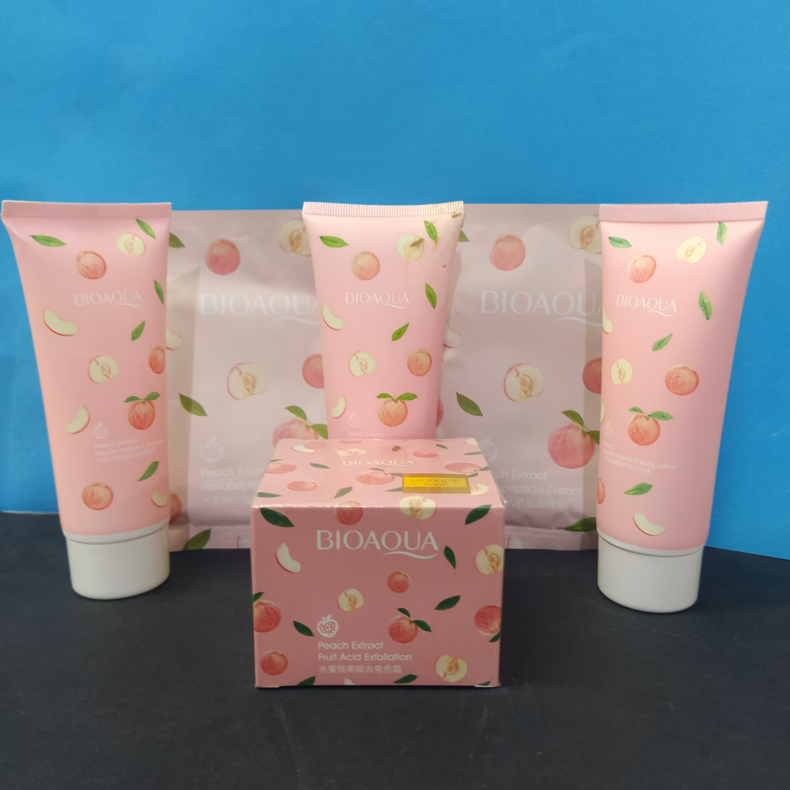 پک 6 تایی محصولات هلو بیوآکوا شامل لوسیون فوم کرم آبرسان اسکراب و ماسک ورقه ای 