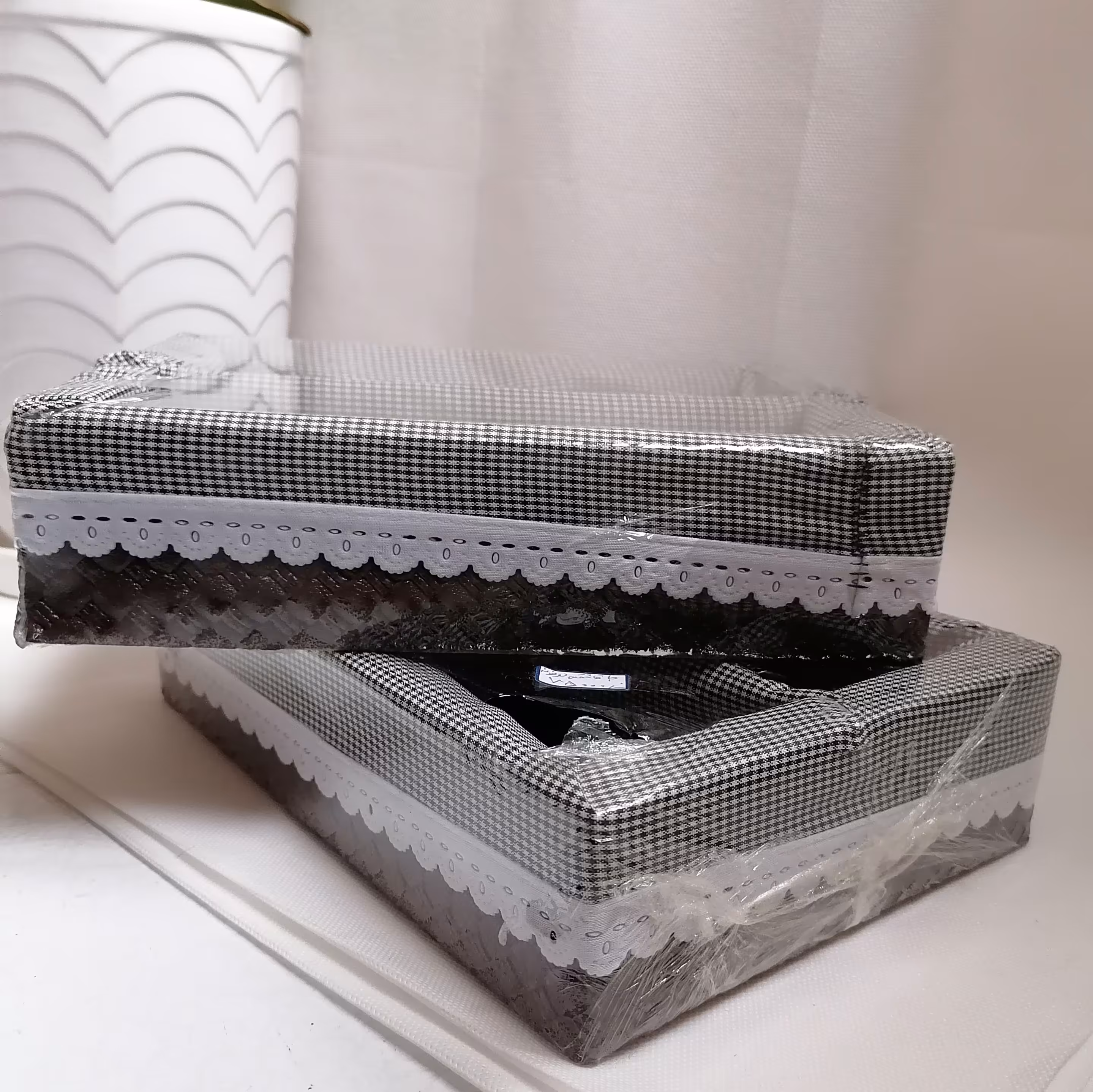 جا قاشقی و چنگال جنس چوب و داخلش دارای پارچه و اطرافش چرم