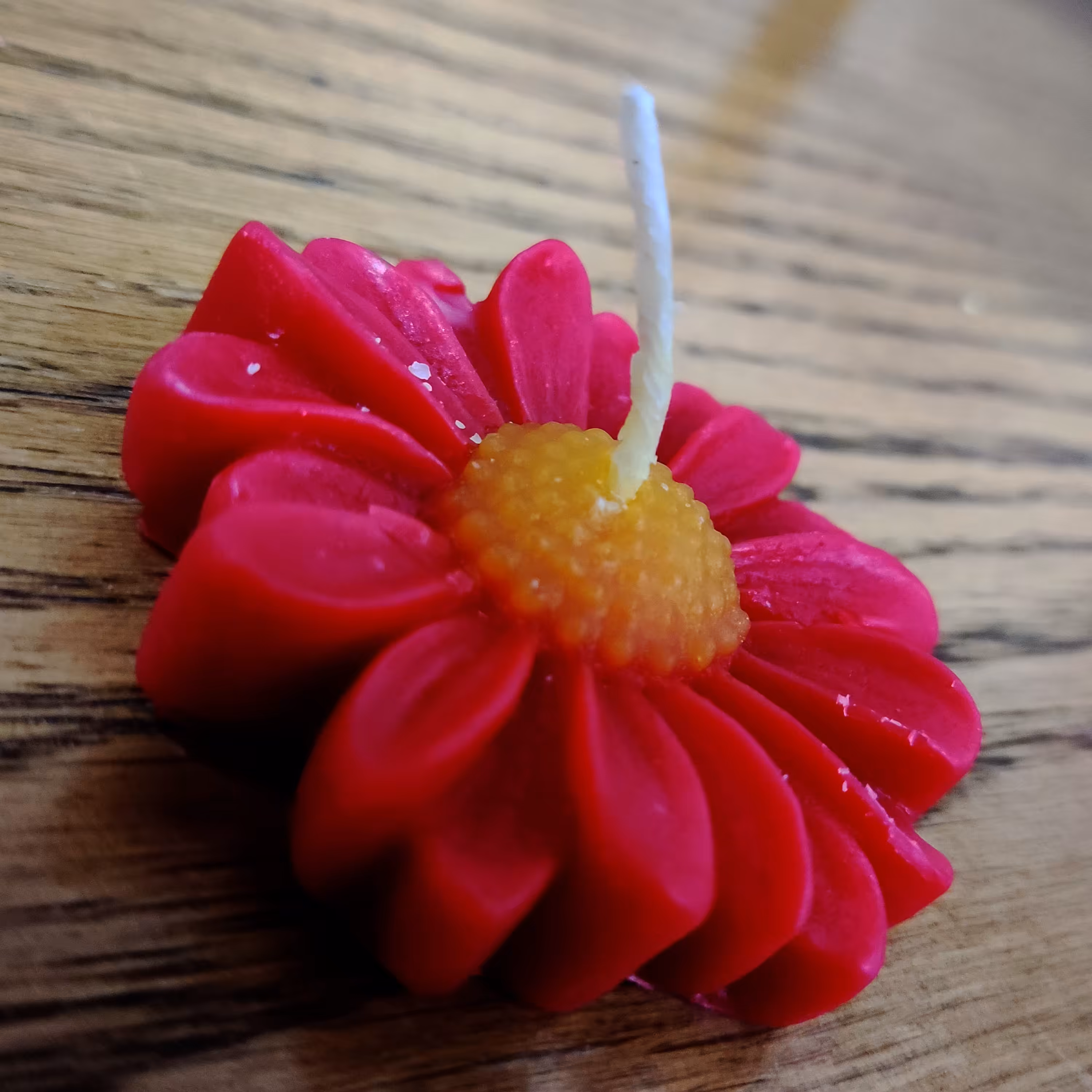 شمع دست ساز  گل مگنولیا رنگ قرمز پر طرفدار  با قابلیت شناور بودن روی آب