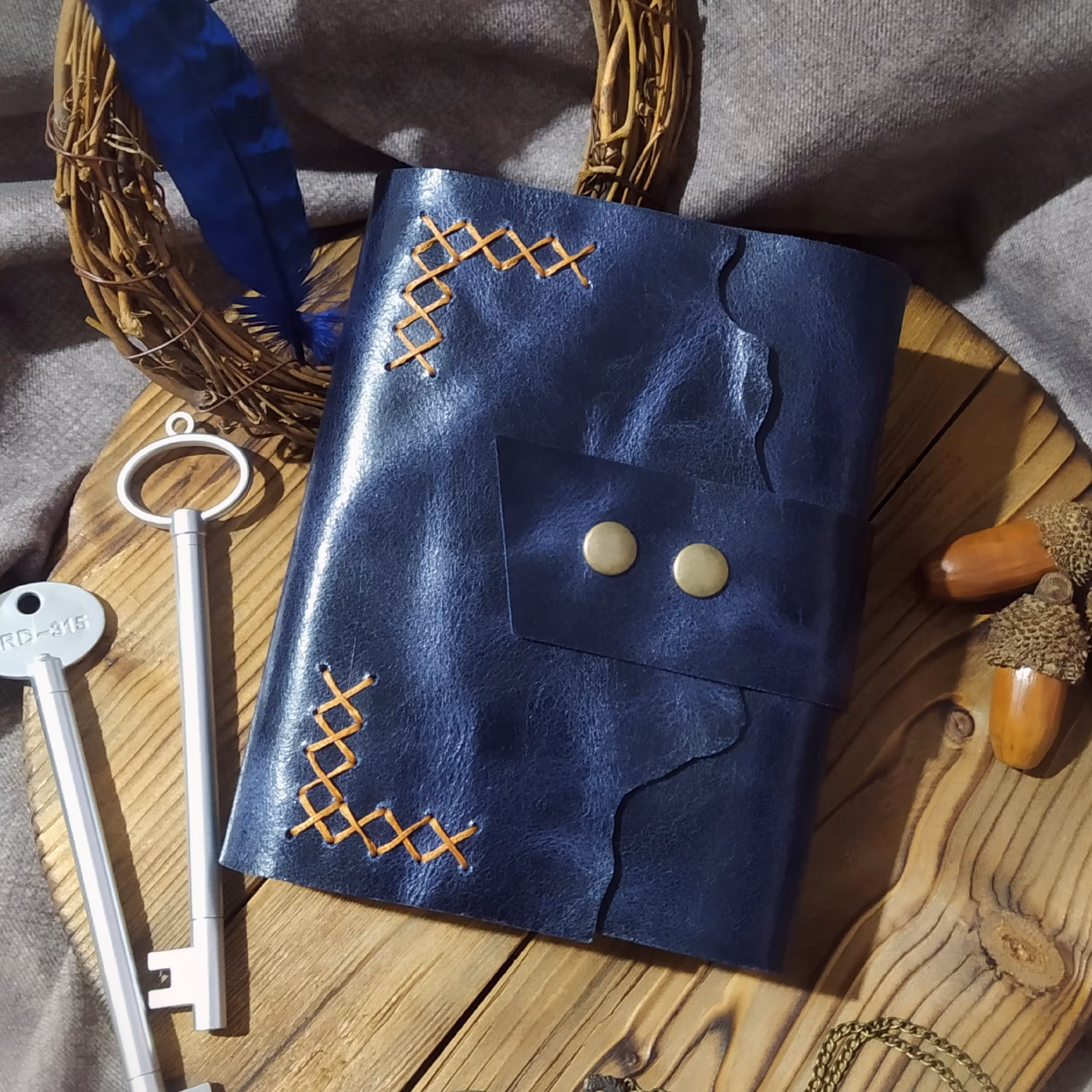 کلاسور  چرمی 16.5 در 12 ، چرم گاوی افکتی سورمه ای خیلی  تیره، همراه صد برگ کاغذ خط دار نخودی رنگ