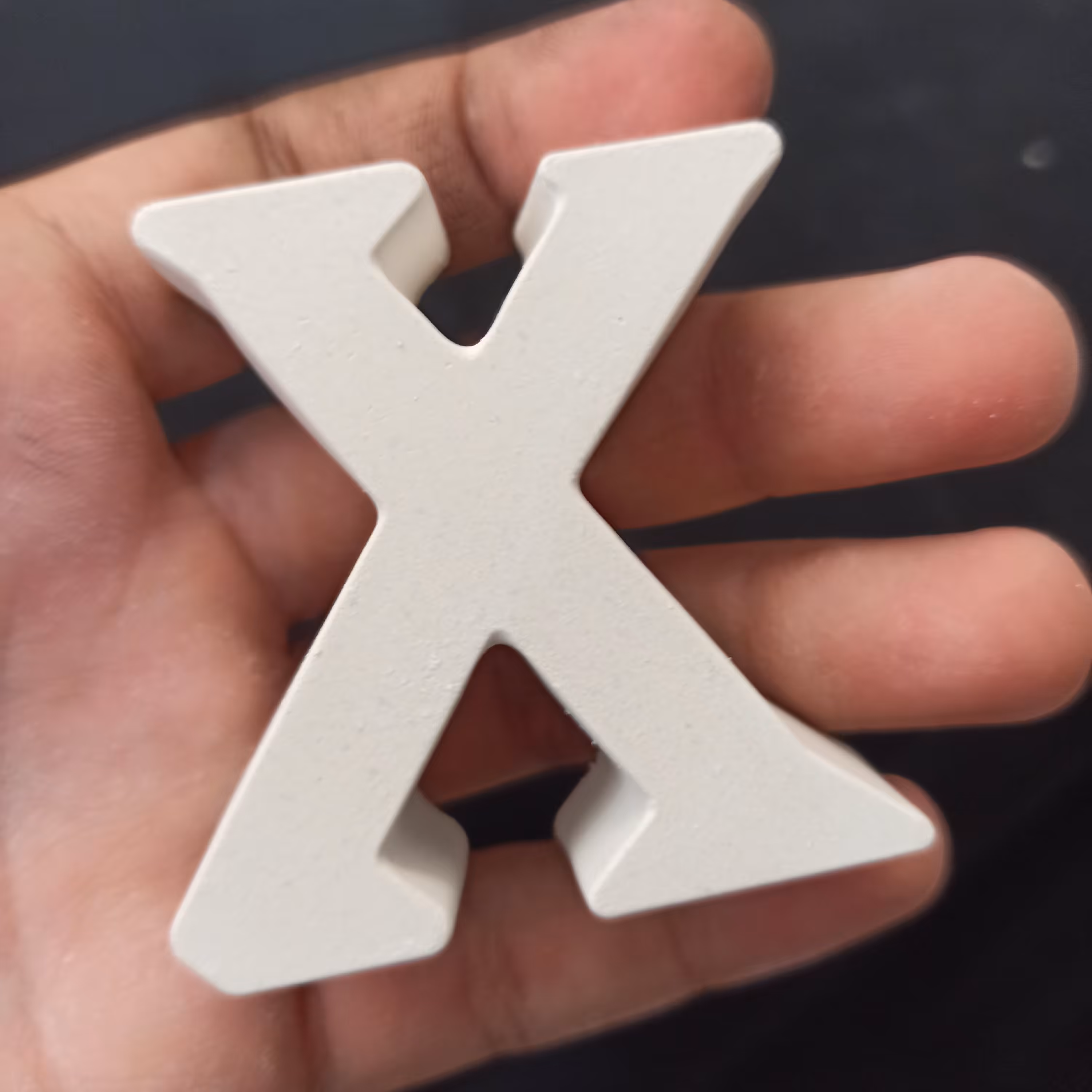 بیس خام حرف X ، فونت رومی بزرگ ، جنس بتنی سنگی ، ضخامت 2 سانتی متر ، ارتفاع 5.5 سانتی متر