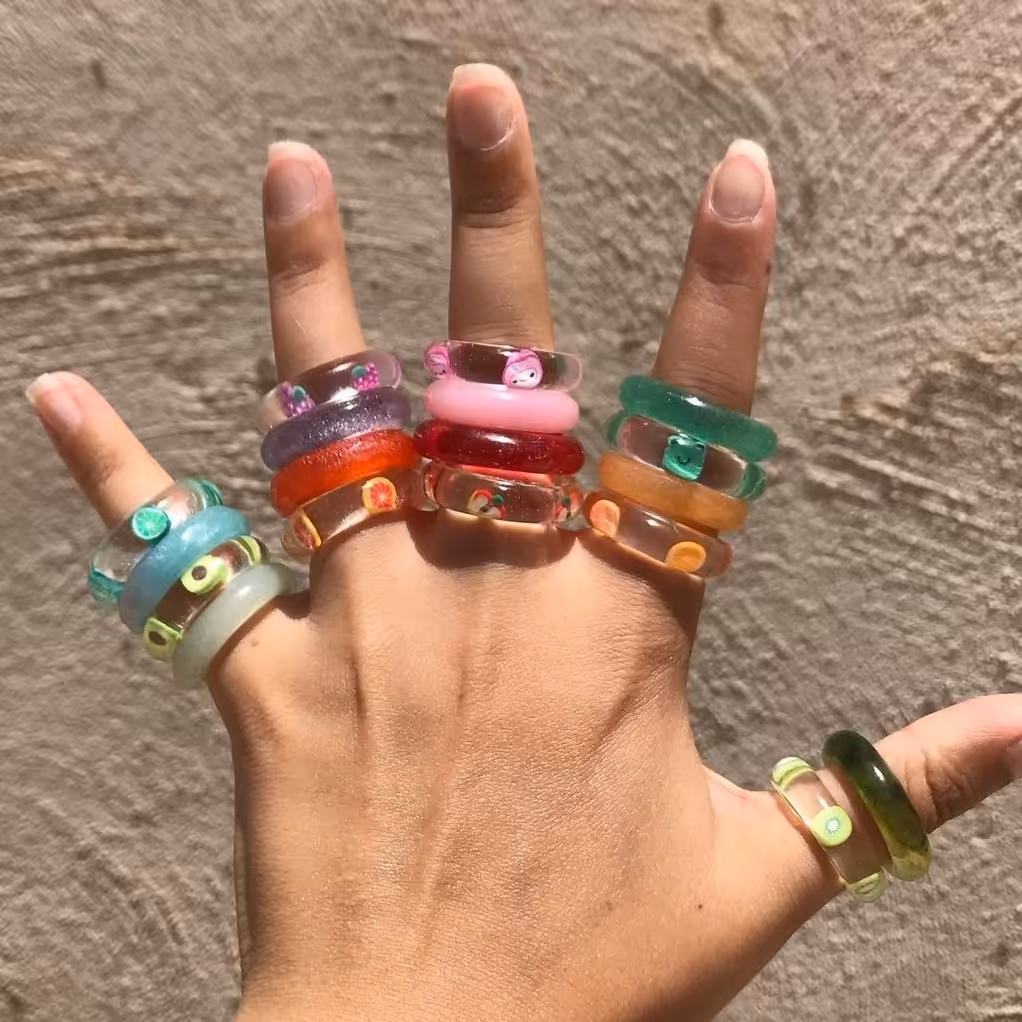 انگشتر شیشه ای  انگشتر رینگ جذاب قیمت عنوان شده برای هر ست میباشد  یعنی 2عدد رینگ