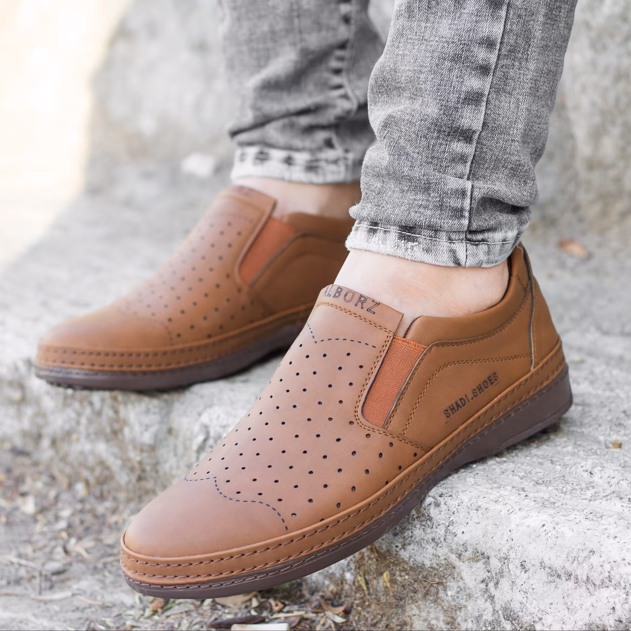 کفش روزمره مردانه مدل کامران رنگ عسلی تیره