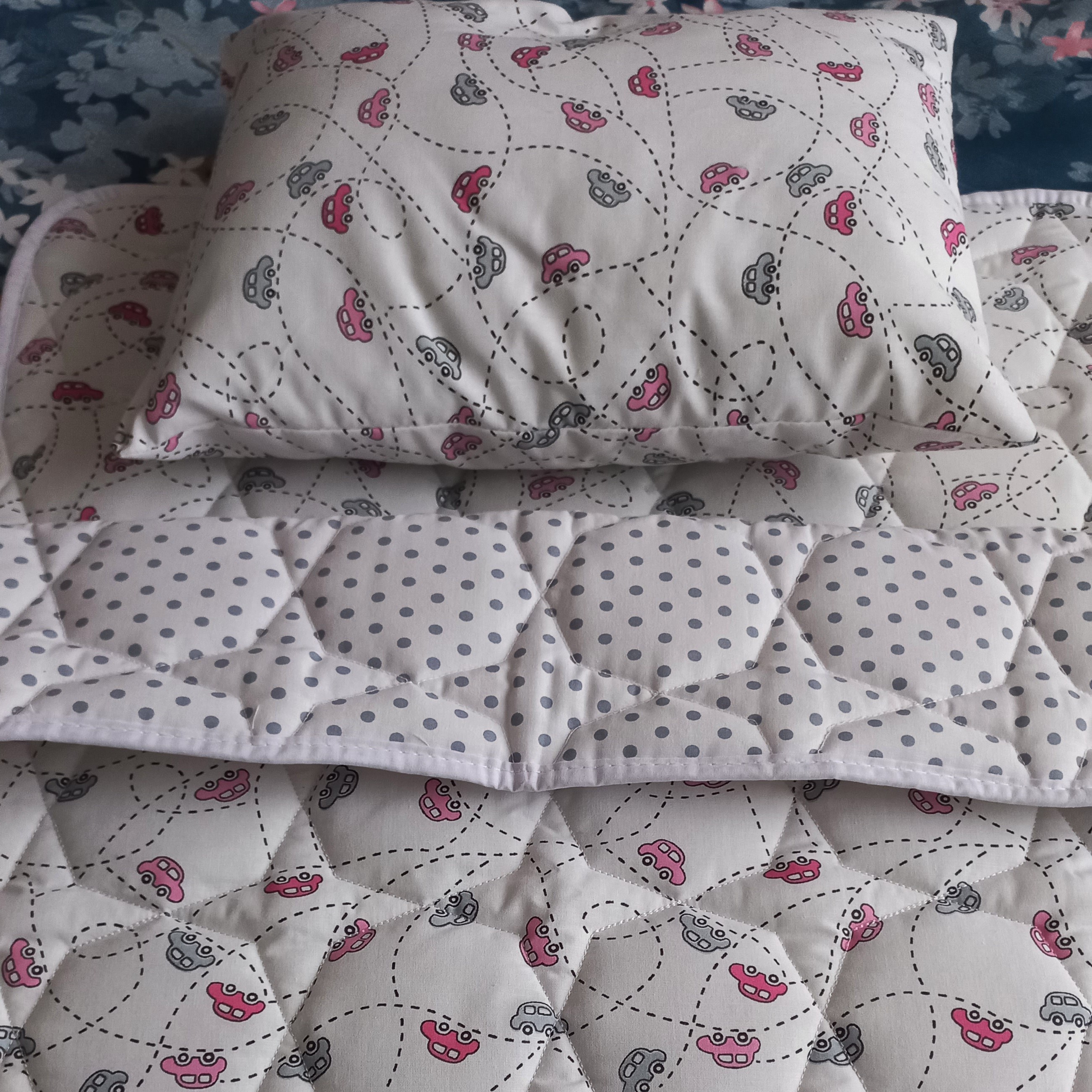 رختخواب گلدوزی دم دستی و مسافرتی نوزاد و کودک سه تیکه لحاف و تشک پنبه دوزی شده طرح ماشین