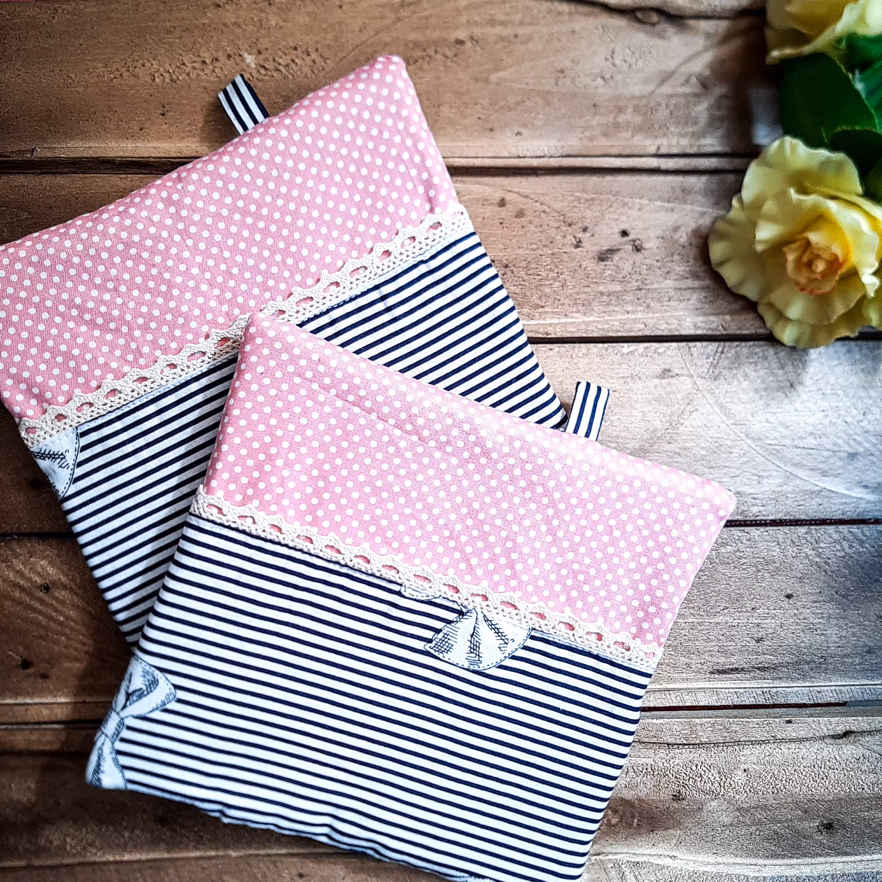 سرویس دمکنی قابلمه آشپزخانه طرح پاپیونی راه راه  سرمه ای با خالدار صورتی