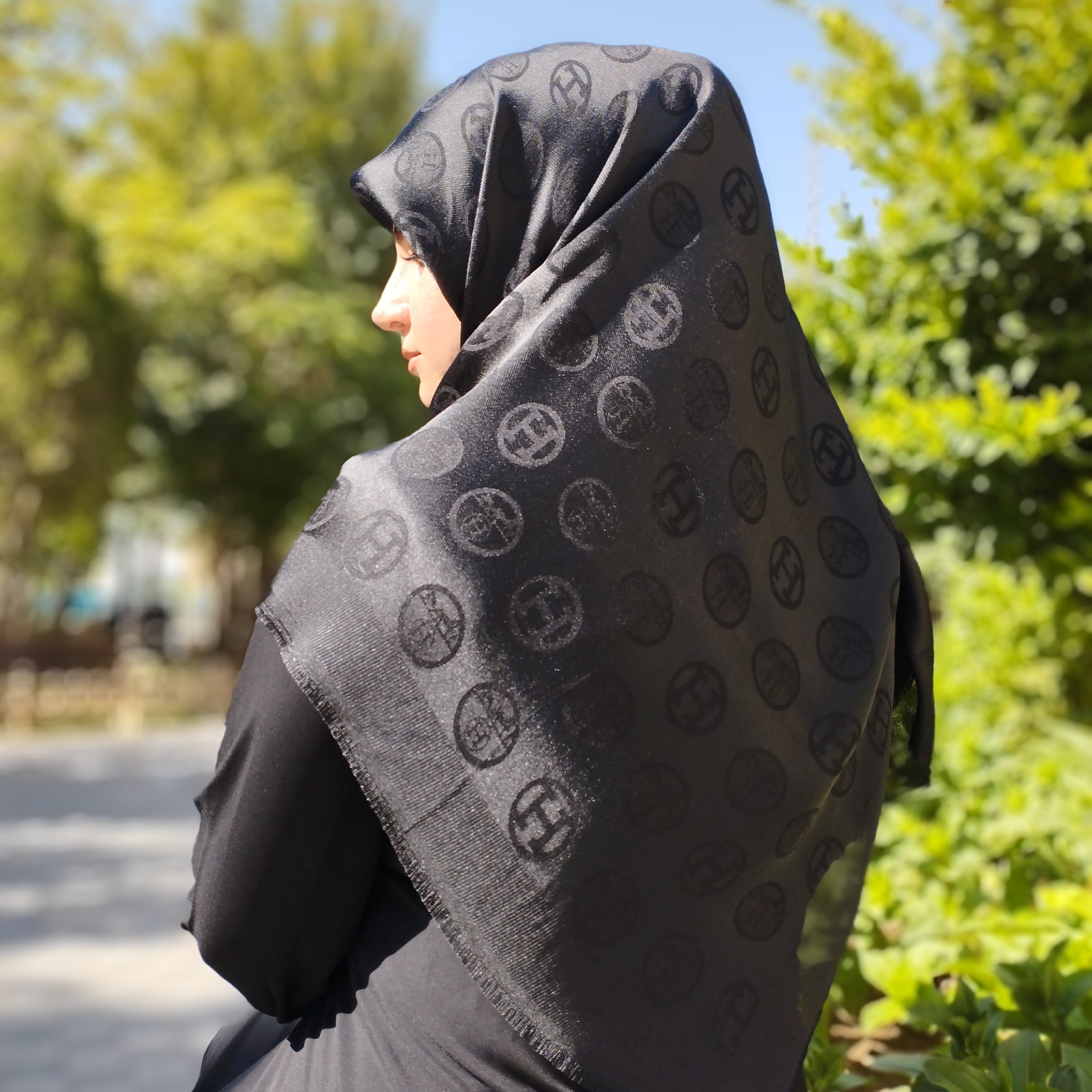 روسری مشکی ابریشم ژاکارد دو رو مناسب چهار فصل