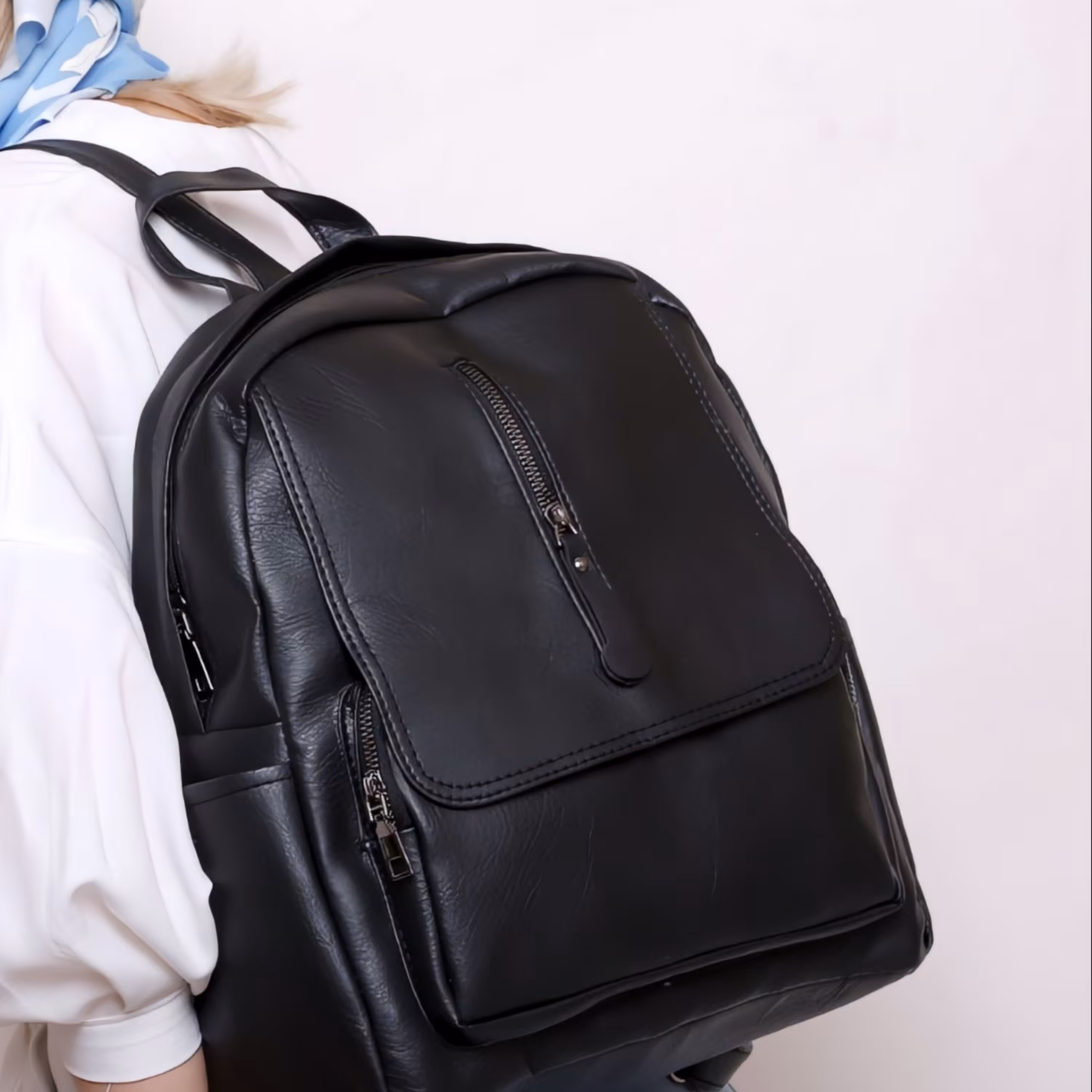 کوله پشتی چرمی رنگ مشکی جادار و سبک 