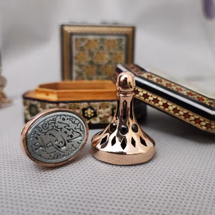 مهر صفوی برنزی با حکاکی بروی فلز مخصوص و مزین به 6 نگین رنگی اتمی