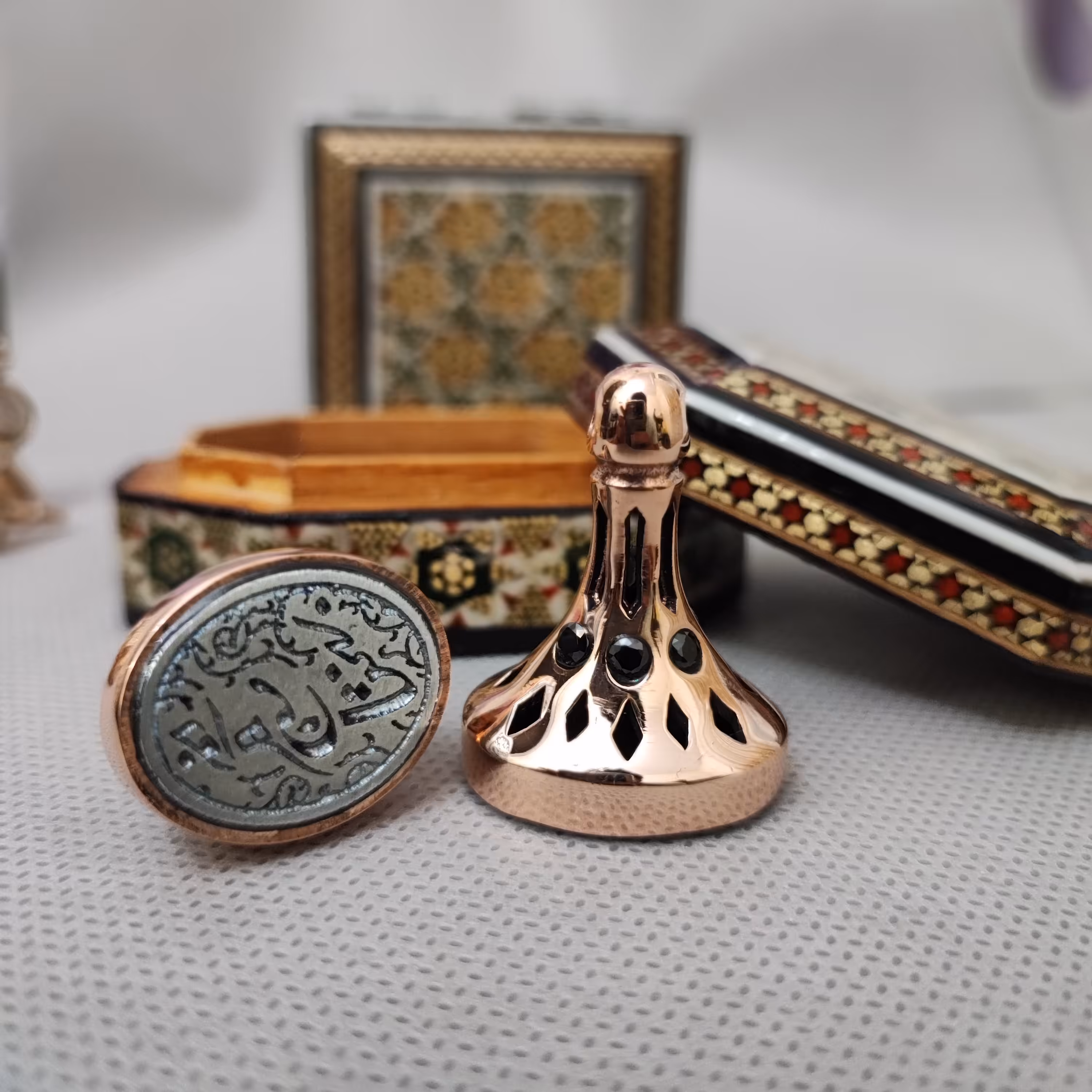 مهر صفوی برنزی با حکاکی بروی فلز مخصوص و مزین به 6 نگین رنگی اتمی