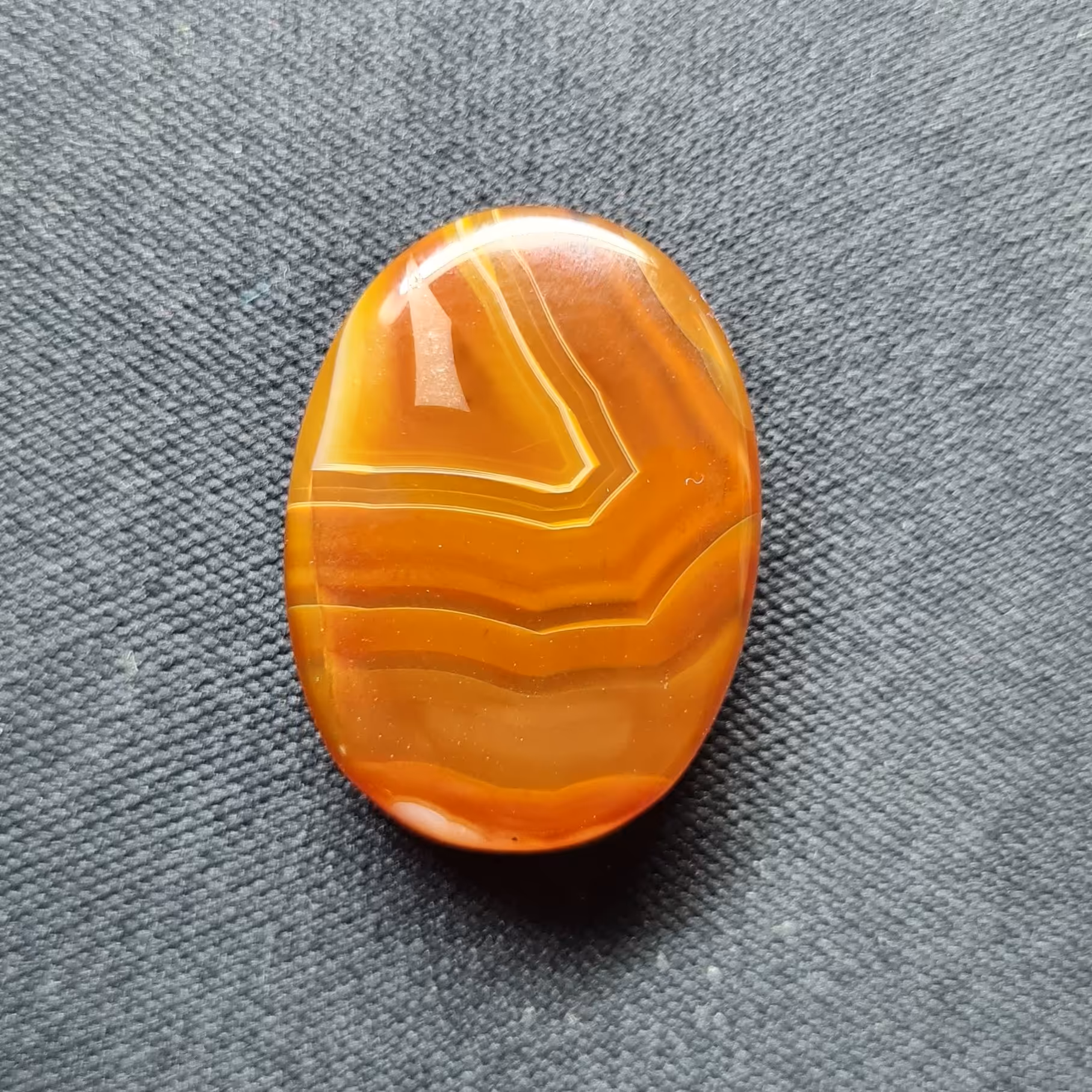 نگین عقیق سلیمانی پرتقالی. مشخصات. طول2.5 سانتی متر. عرض 1.9 سانتی متر. ارتفاع 0.6 سانتی متر.