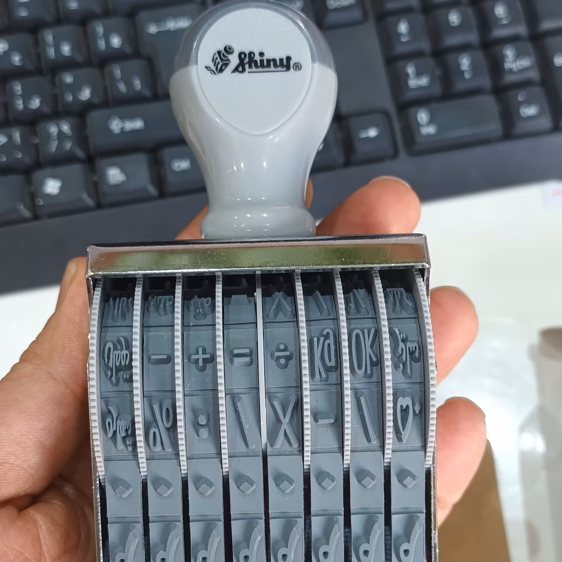 شماره زن و تاریخزن دستی برند شاینی با ارتفاع 9 میل مناسب چاپ روی کارتن