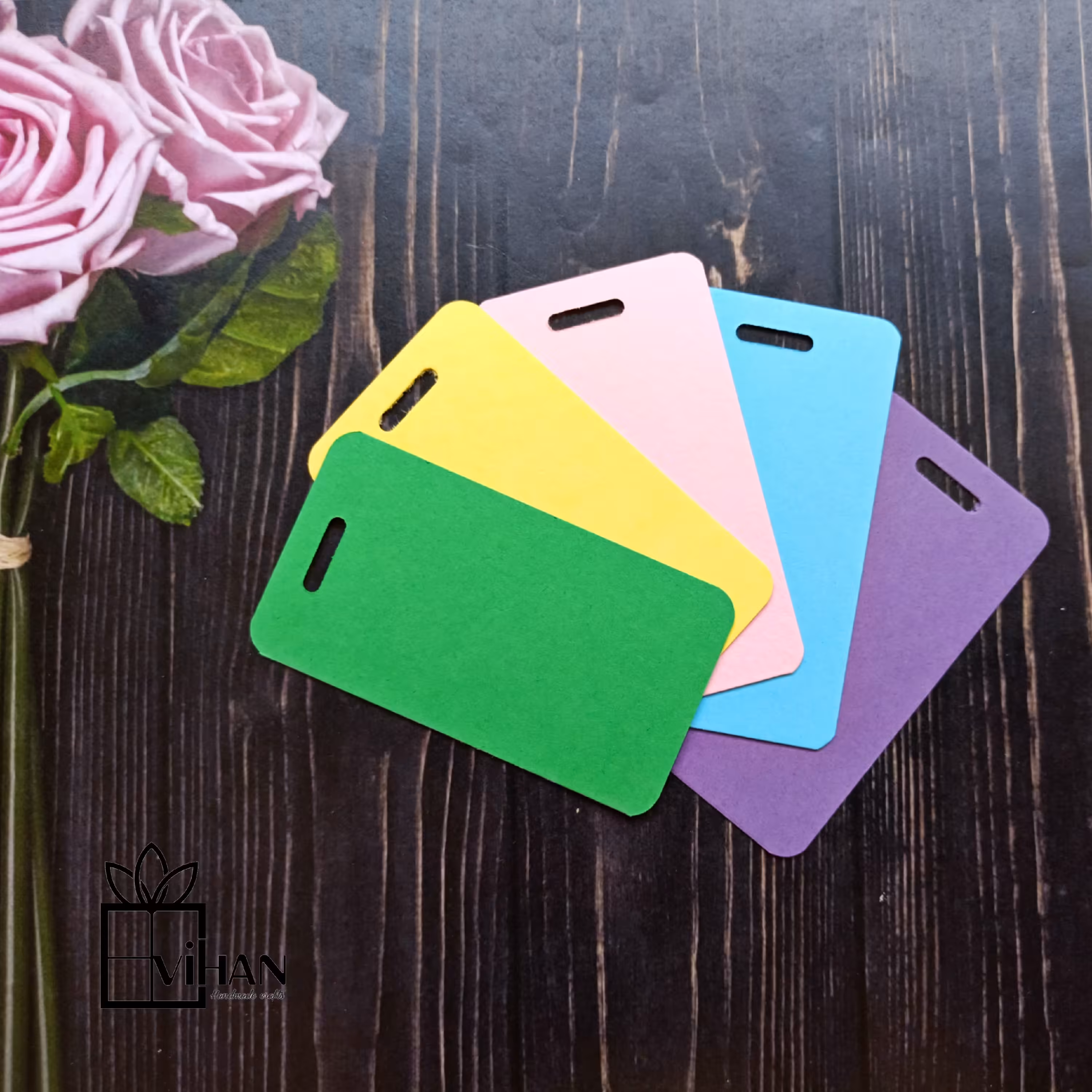 تگ های مقوایی خام رنگی مستطیلی پانچ شده گوشه گرد در 5 رنگ مختلف بسته ده تایی 