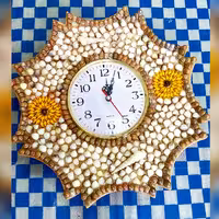 ساعت خورشیدی ساخته شده از سفال و صدف دریایی و زینتی،دارای ابعاد متوسط قابل استفاده در سالن یا اتاق خواب