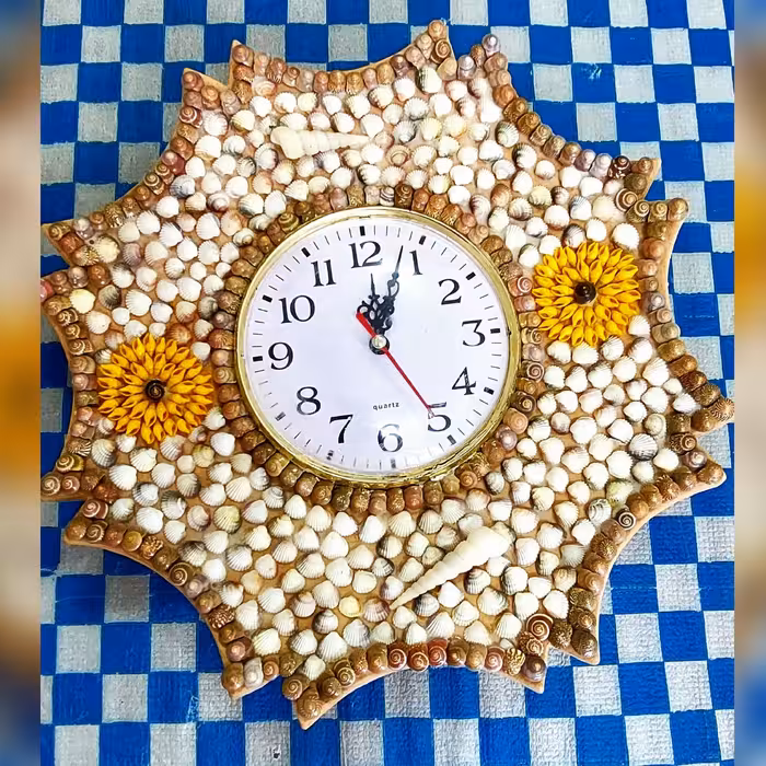 ساعت خورشیدی ساخته شده از سفال و صدف دریایی و زینتی،دارای ابعاد متوسط قابل استفاده در سالن یا اتاق خواب