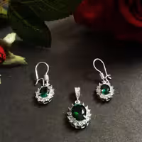 نیم ست نقره زنانه  عیار 925سنگ زمرد دور جواهر