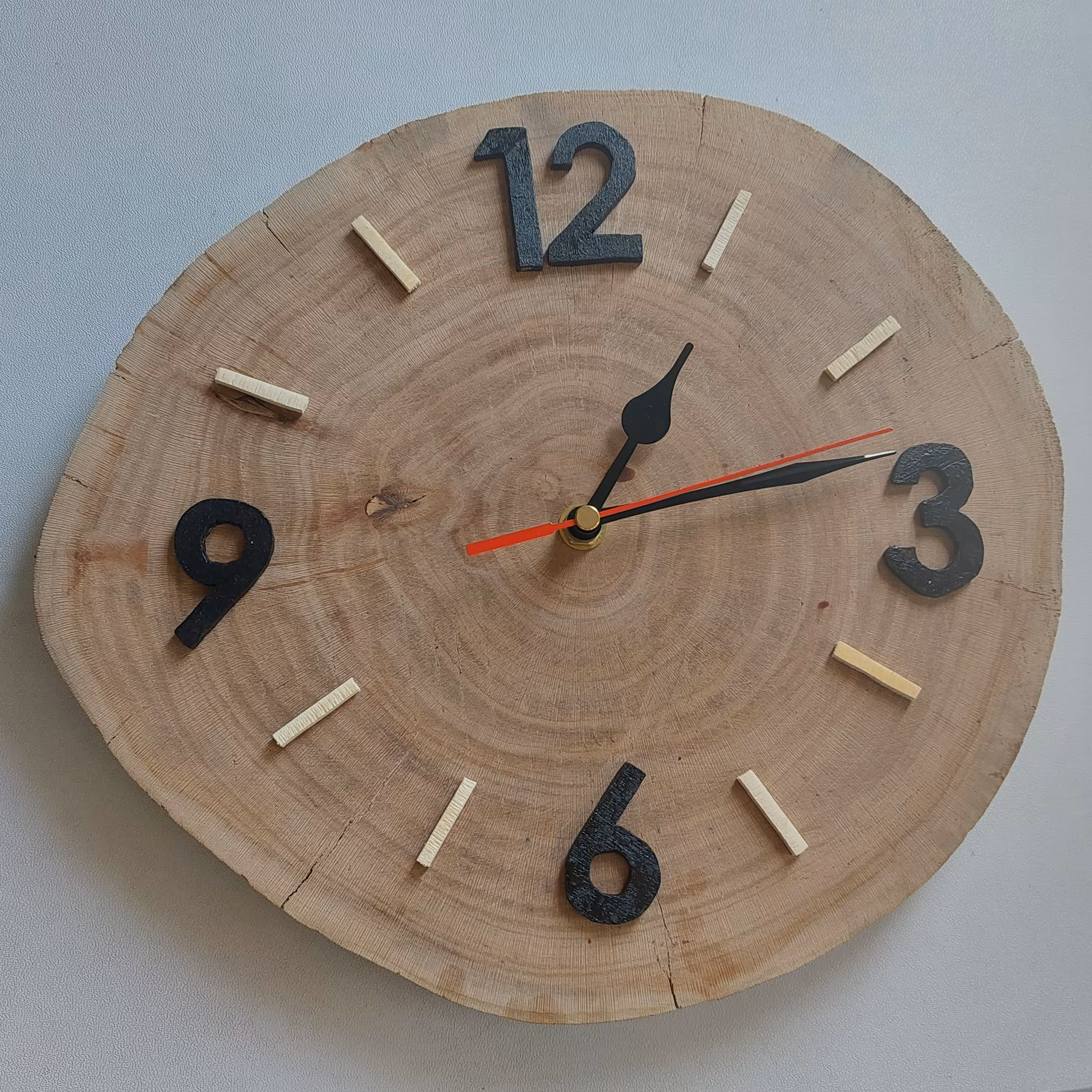 ساعت دیواری چوبی با برشی از کنده درخت