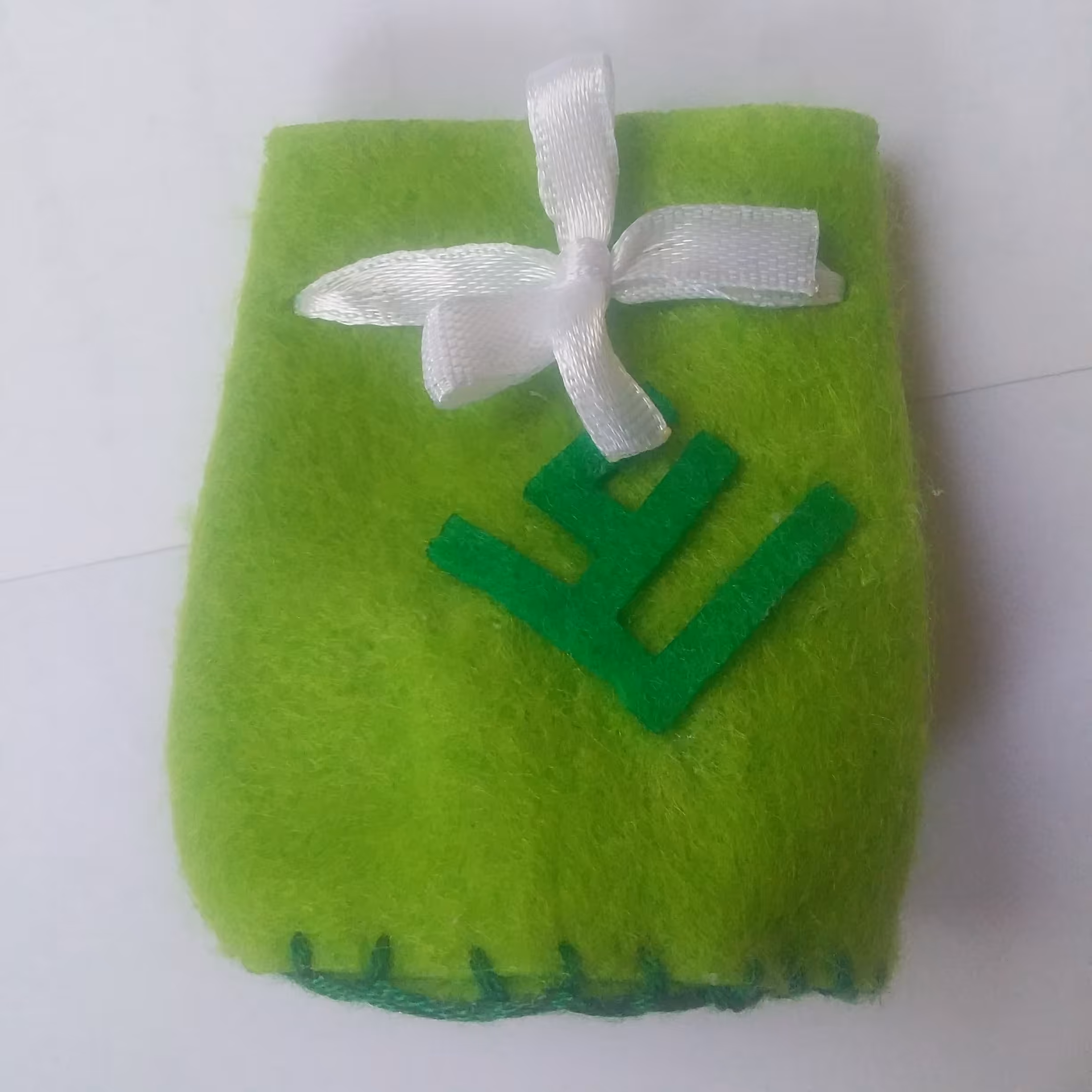 گیفت نمدی سبز روشن طرح علی مدل 001 همراه با ربان ویژه عید غدیر