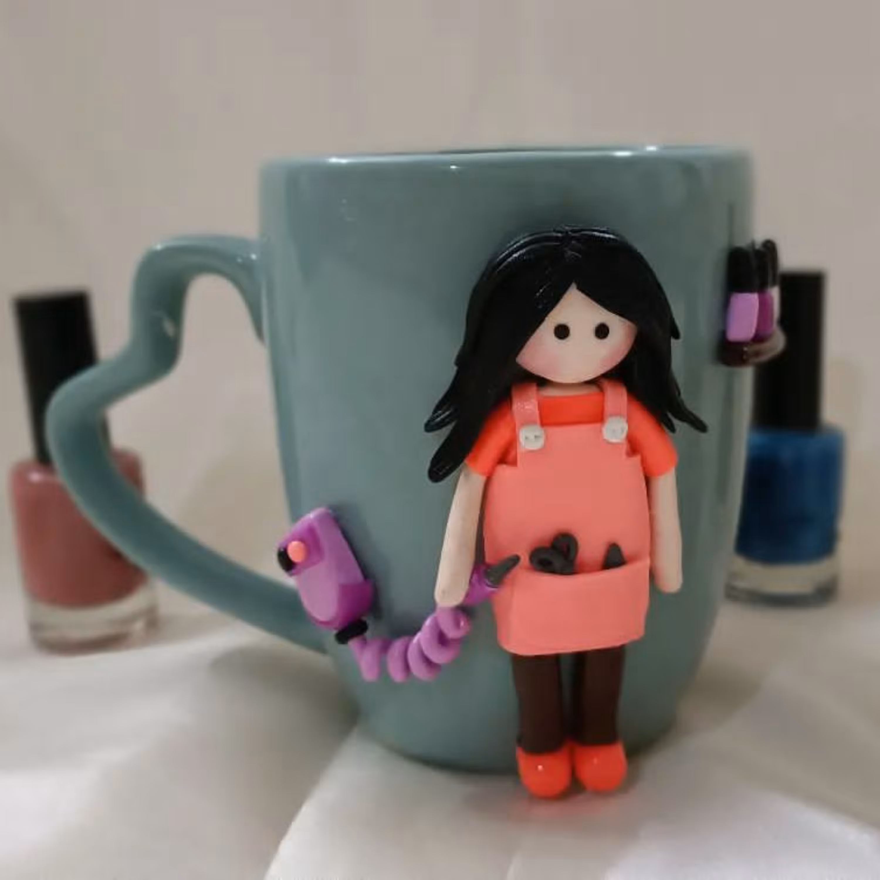 ماگ عروسکی دختر ناخنکار