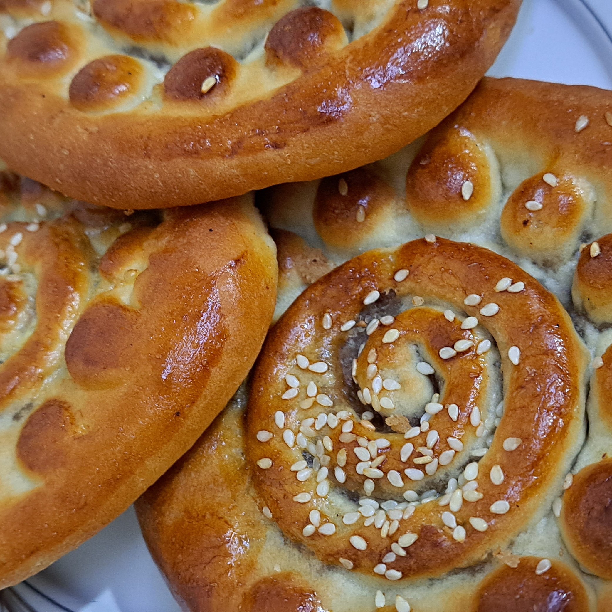 کلوچه سنتی فومن تازه پخت روز با مغز گردو سوغات گیلان