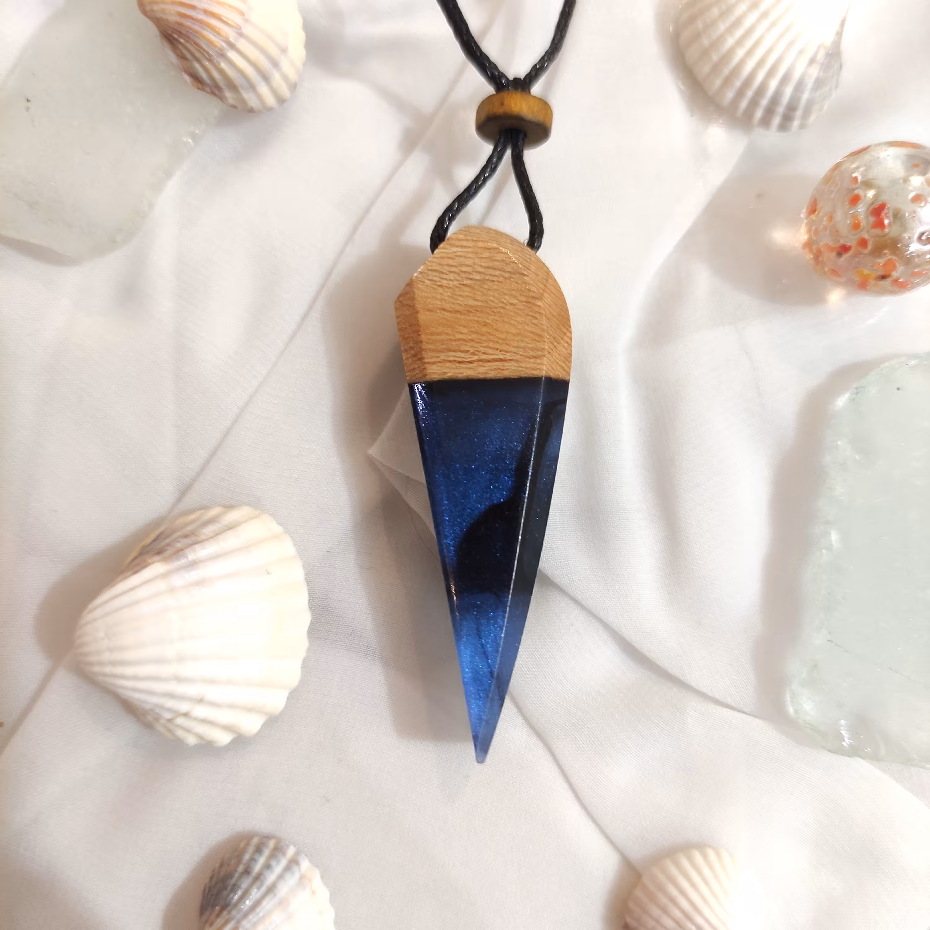 گردنبند رزین و چوب گردو
 طرح اوشن (اقیانوس) رنگ سرمه ای کد 10 با روکش ضد خش پلی اورتان