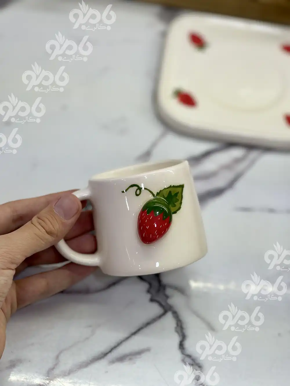 فنجان قهوه خوری سرامیکی طرح توت فرنگی برجسته