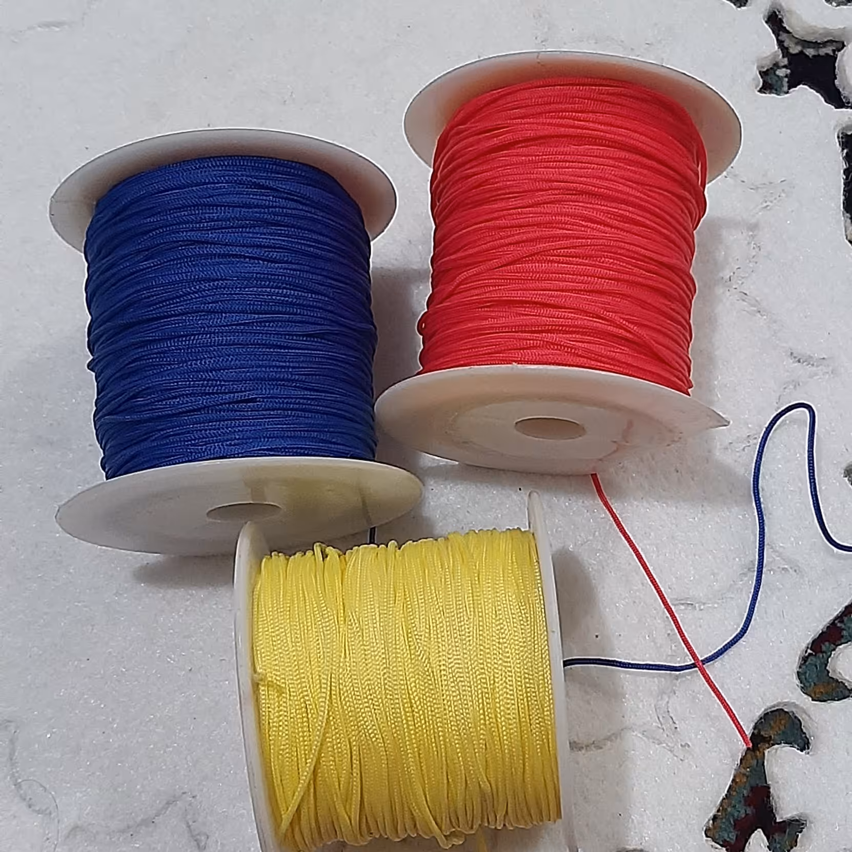 نخ دستبند . درجه یک . در سه رنگ . متری .