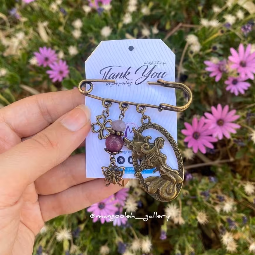 سنجاق سینه با آویز ملائک و سنگ عقیق بنفش